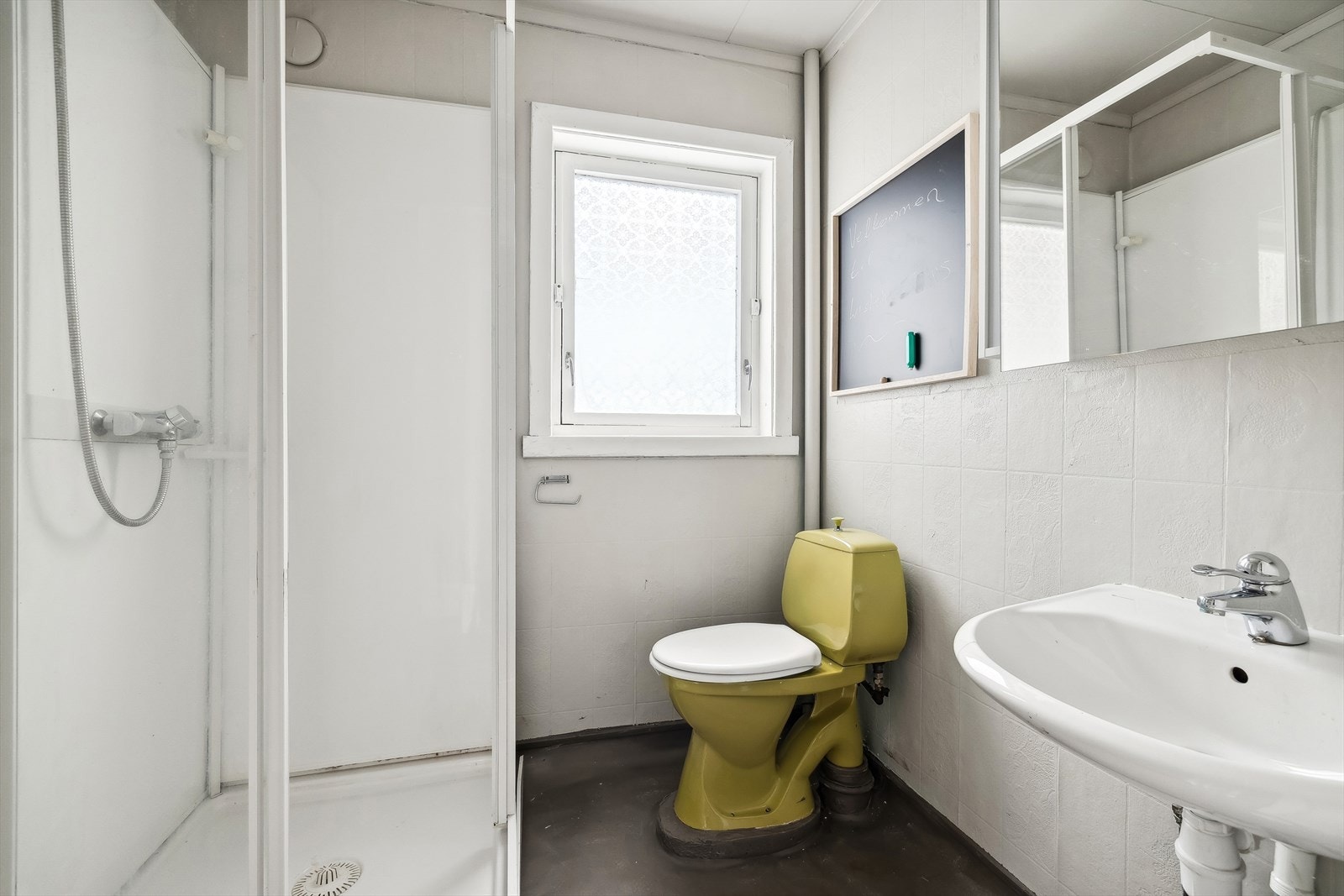 Baderommet i andre etasje er kledd med himlingsplater i himlingen, plater/våtromstapet på vegger og belegg på gulvet. Samtlige vegger rundt badet er bygget av mur. Galleribilde