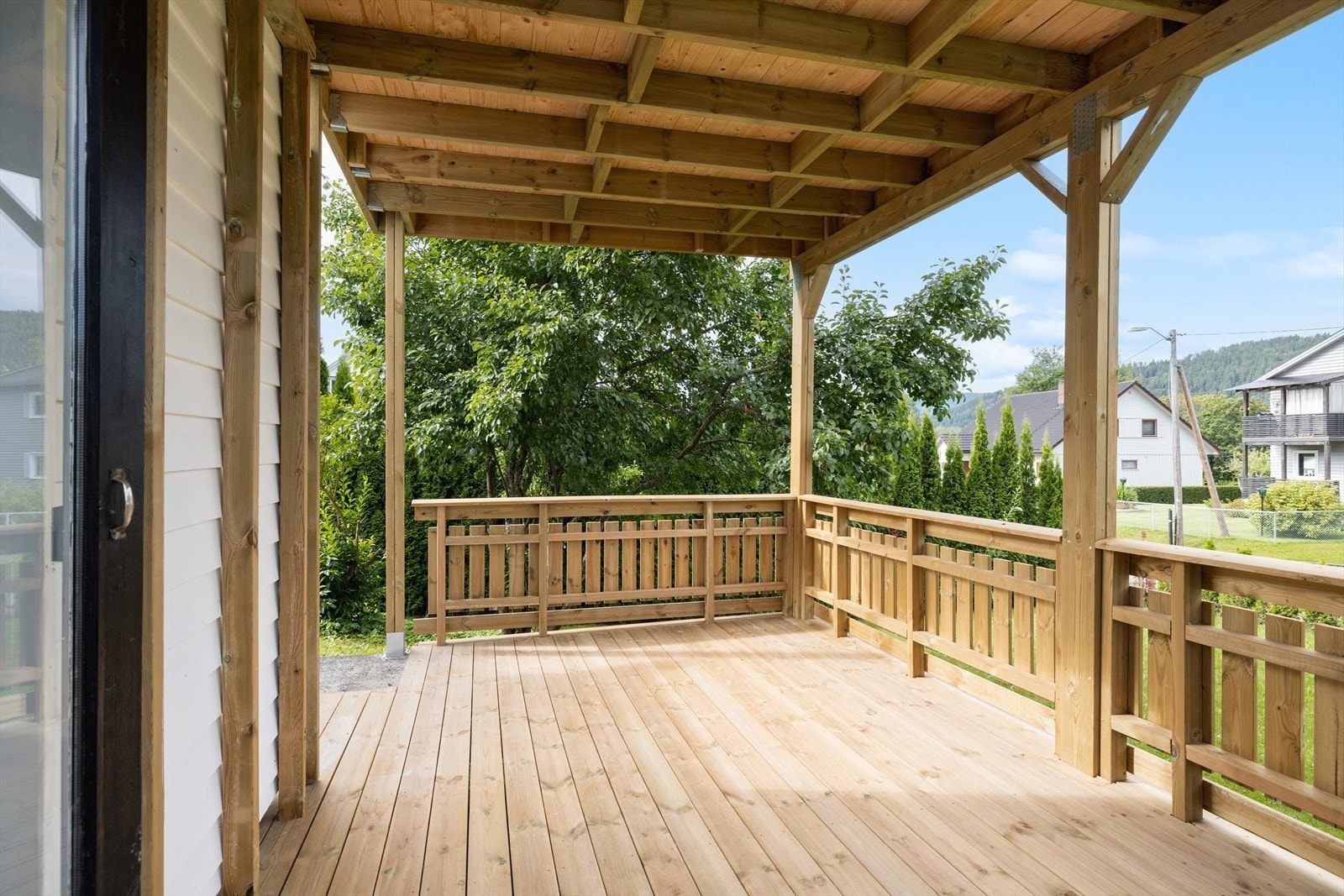 Hyggelig terrasse med god plass til flere gjester. Galleribilde