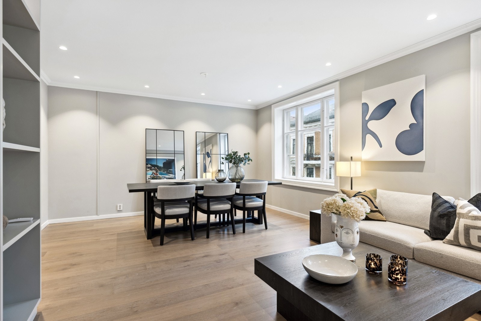 Størrelsen på stuen tillater plass til en stor spisegruppe - perfekt for de store begivenhetene! Galleribilde