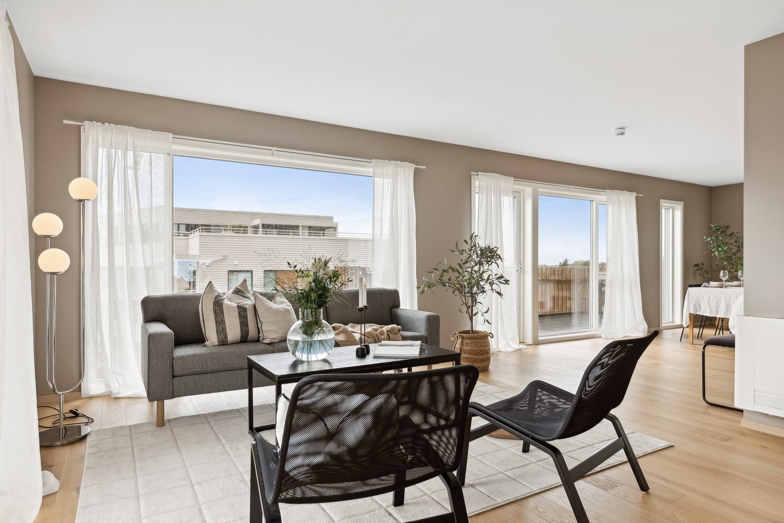 Lys og romslig stue med store vindusflater som gir godt med lysinnslipp. God plass til sofagruppe og tv-møblement. Et rom for avkobling og hygge! Utgang til balkong. Galleribilde