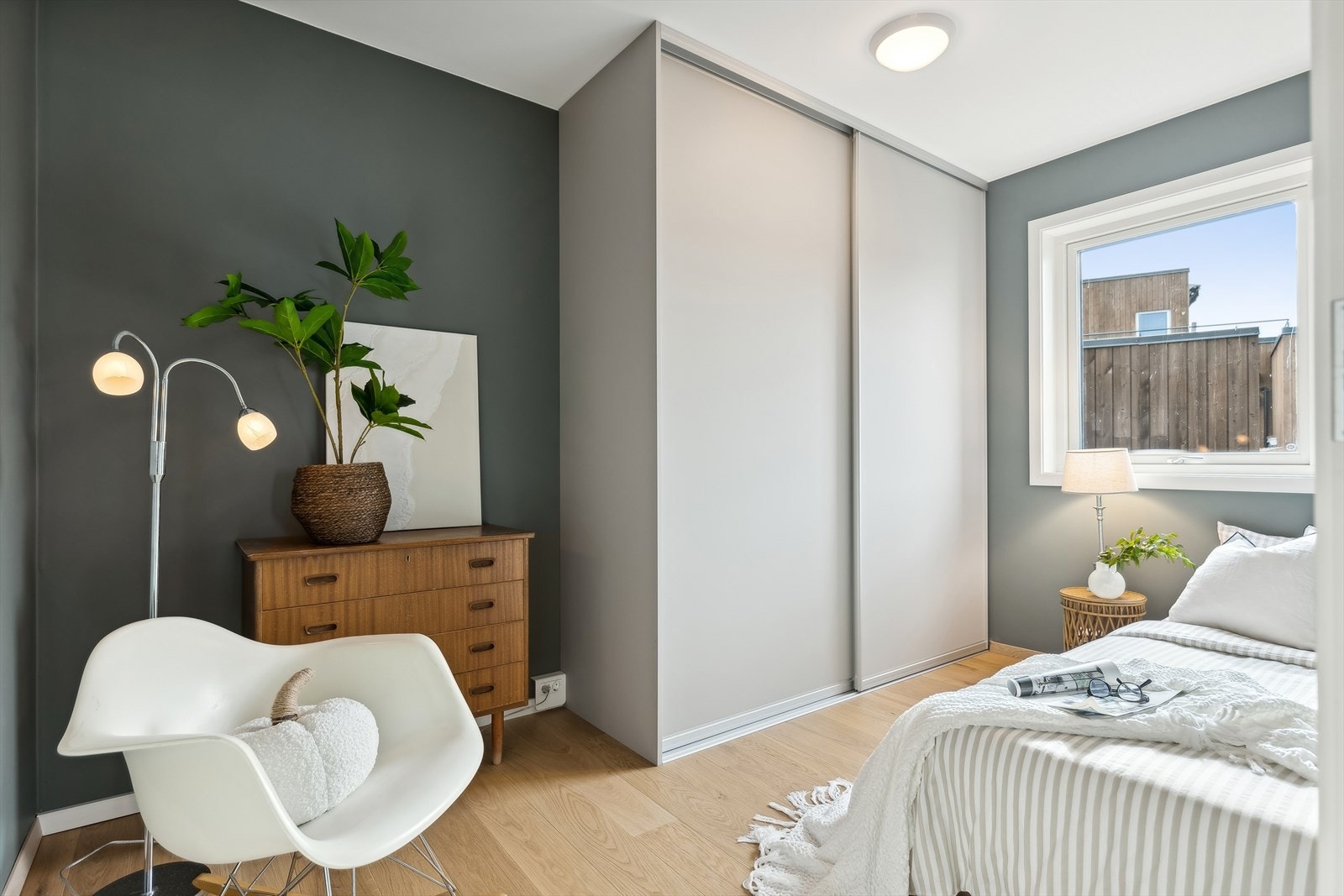 Soverom 2 er perfekt som gjesterom eller kontor. Her er det plass til seng, garderobeskap og nattbord. Galleribilde
