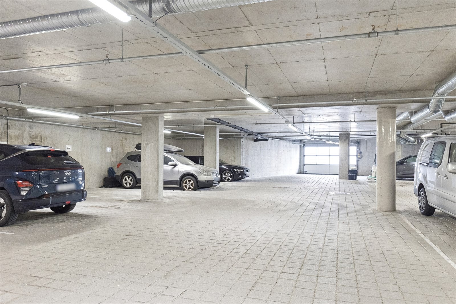 Fast parkeringsplass i lukket anlegg samt sportsbod i forbindelse med parkering. Galleribilde