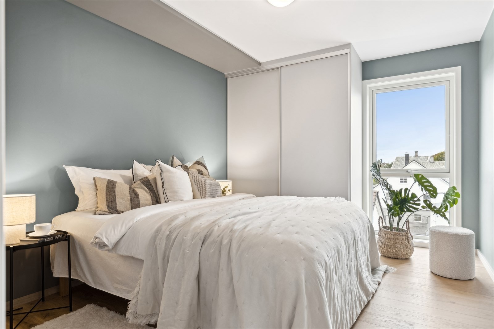 Leiligheten har 2 soverom av god størrelse. Hovedsoverom er innredet med stor skyvedørsgarderobe og har god plass til både dobbeltseng og nattbord. Galleribilde