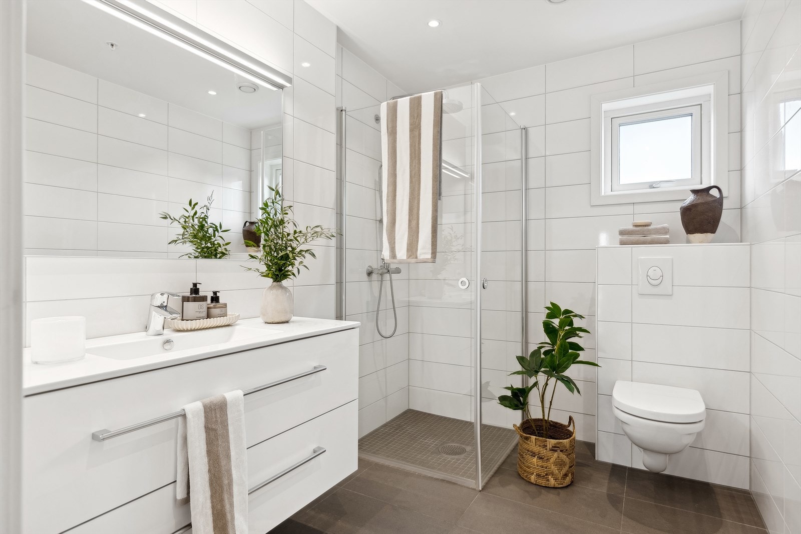 Lekkert helfliset bad med varme i gulv. Galleribilde