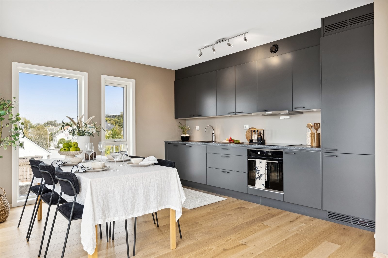 Stilrent kjøkken, innredning med glatte fronter. Integrerte hvitevarer. Kjøkkenventilator med avtrekk ut. God skap- og benkeplass. Galleribilde