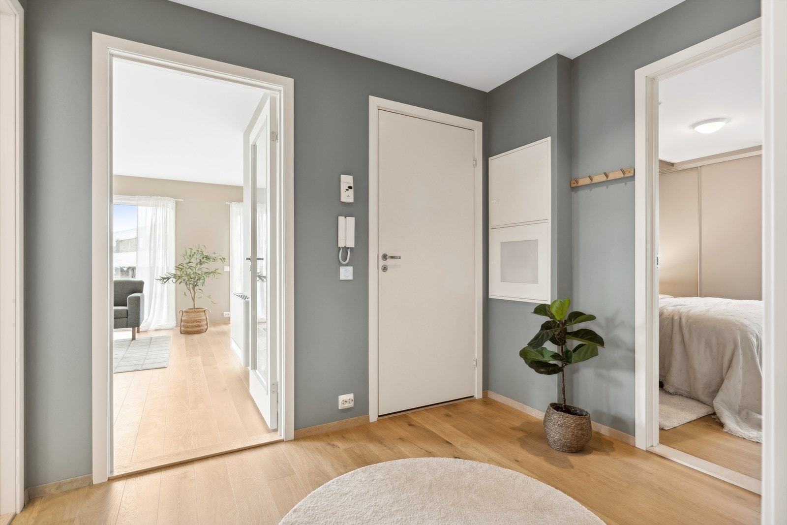 Leiligheten har unike, moderne og designmessige fargevalg, og bærer preg av gode, gjennomtenkte planløsninger og holder en høy standard med fokus på kvalitet, materialvalg og detaljer. Galleribilde