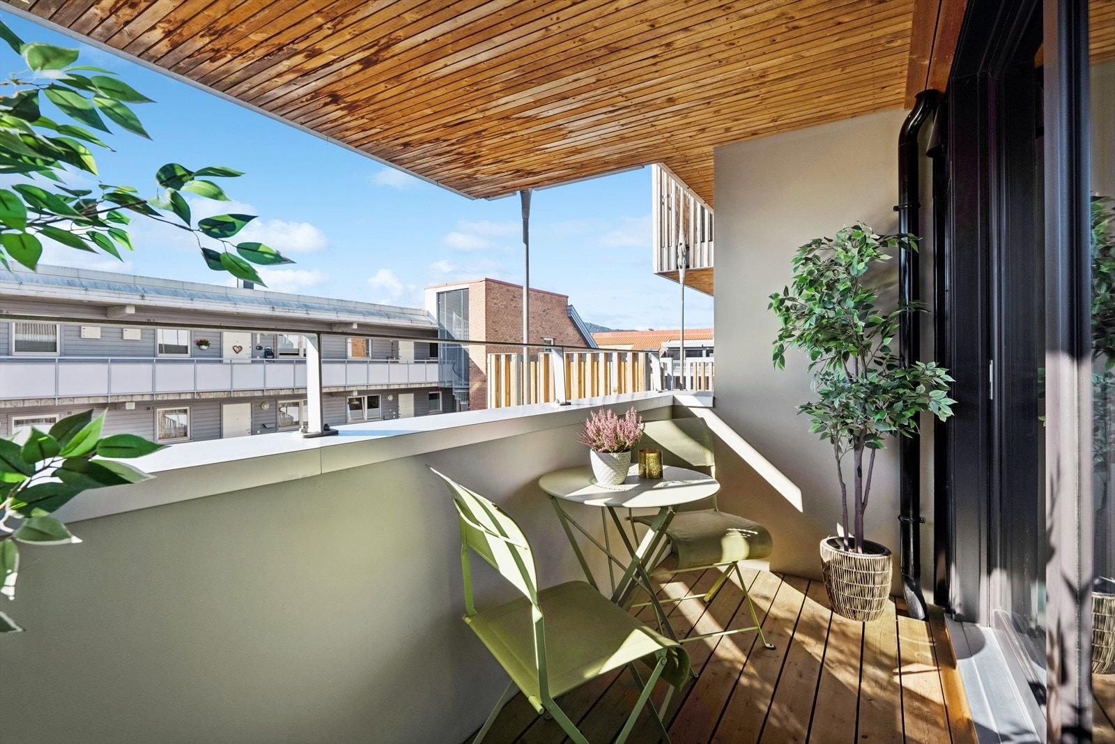Plass til liten sittegruppe, grill m.m. Galleribilde