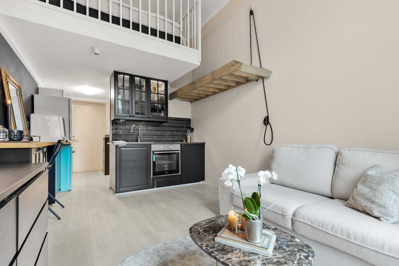 Trappen kan løftes opp og festes på vegg, noe som gir bedre plass på kjøkkenet Galleribilde