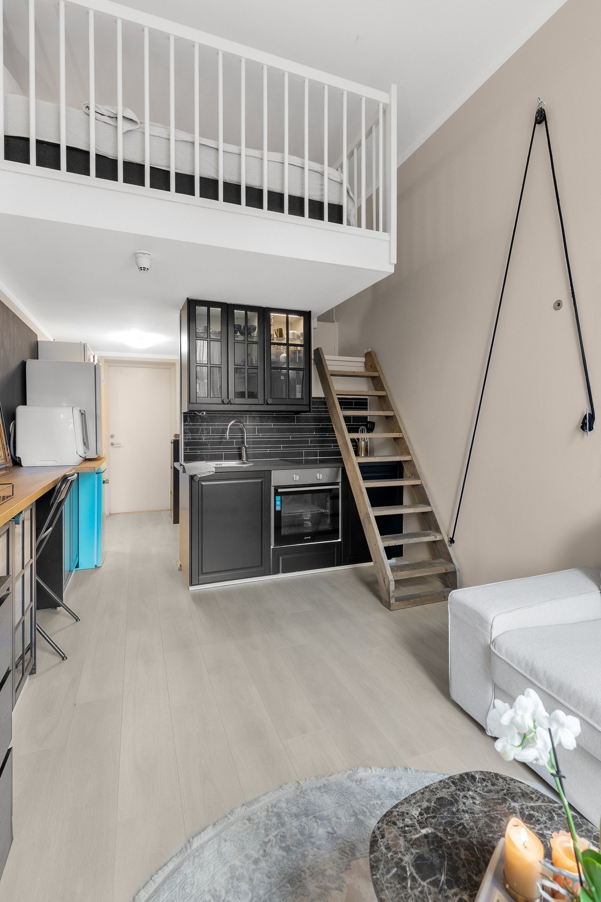 Leiligheten har et funksjonelt stue- og kjøkkenområde med trapp som fører opp til hemsen Galleribilde