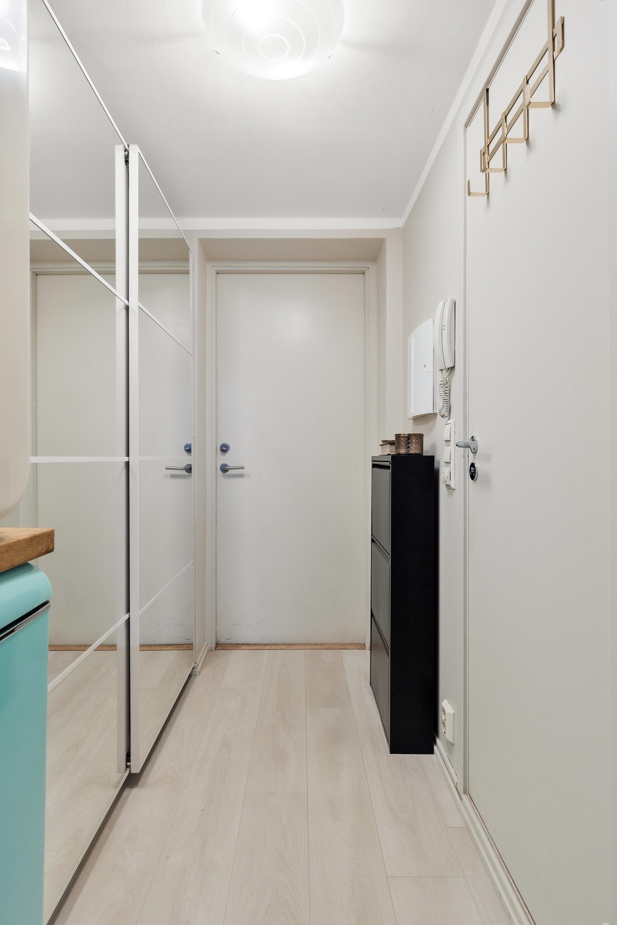 Fin entré/gang med skyvedørsgarderobe for oppbevaring av yttertøy og sko Galleribilde