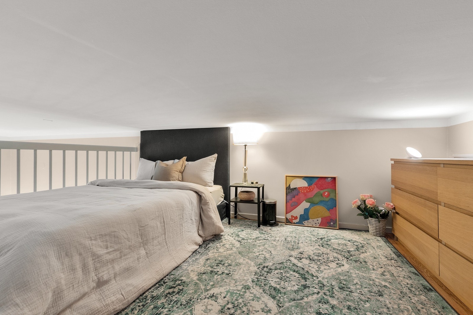 Hemsen har fin plass til både seng og kommode Galleribilde