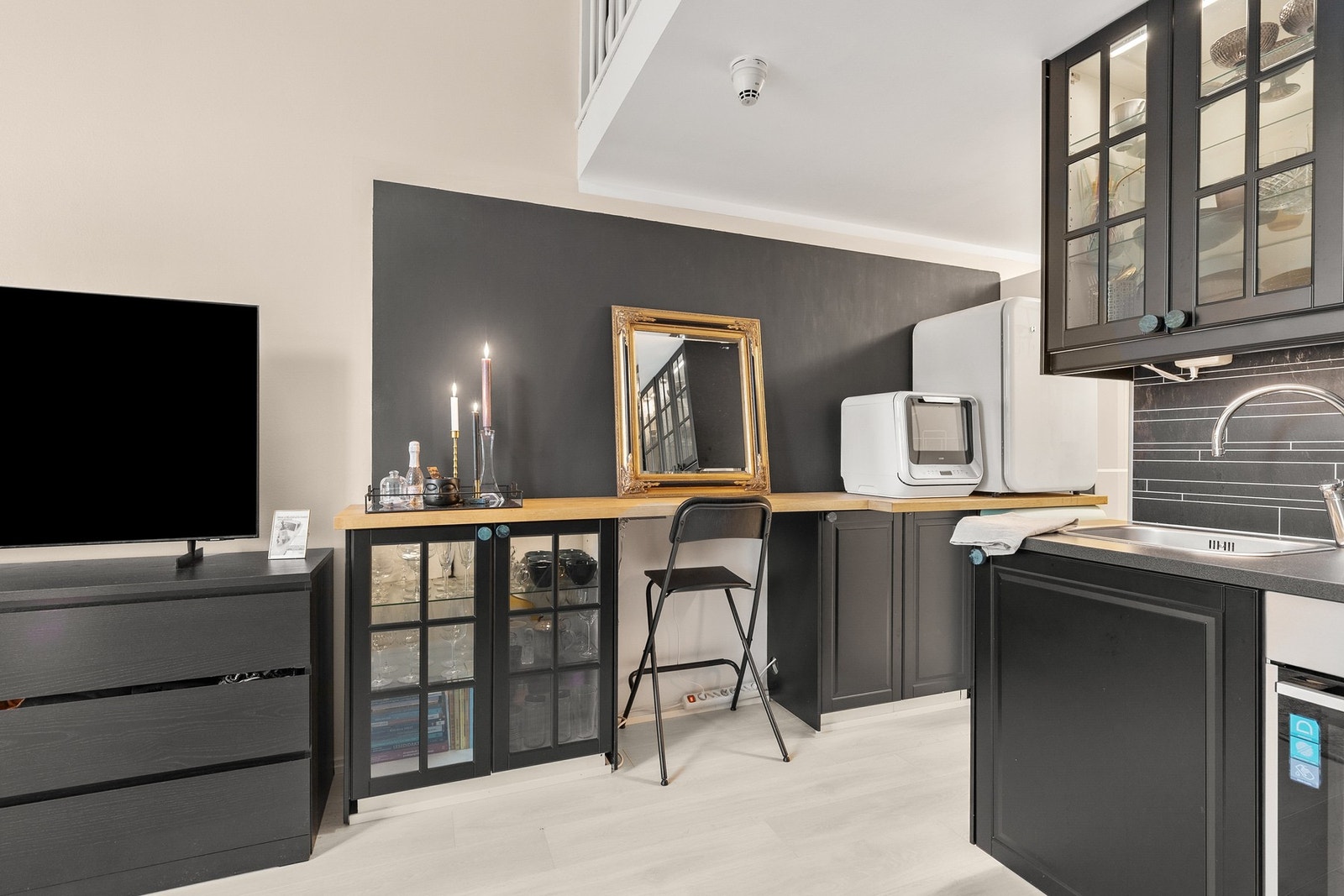 Det er montert flere underskap og praktisk barløsning som gir god utnyttelse av leiligheten Galleribilde