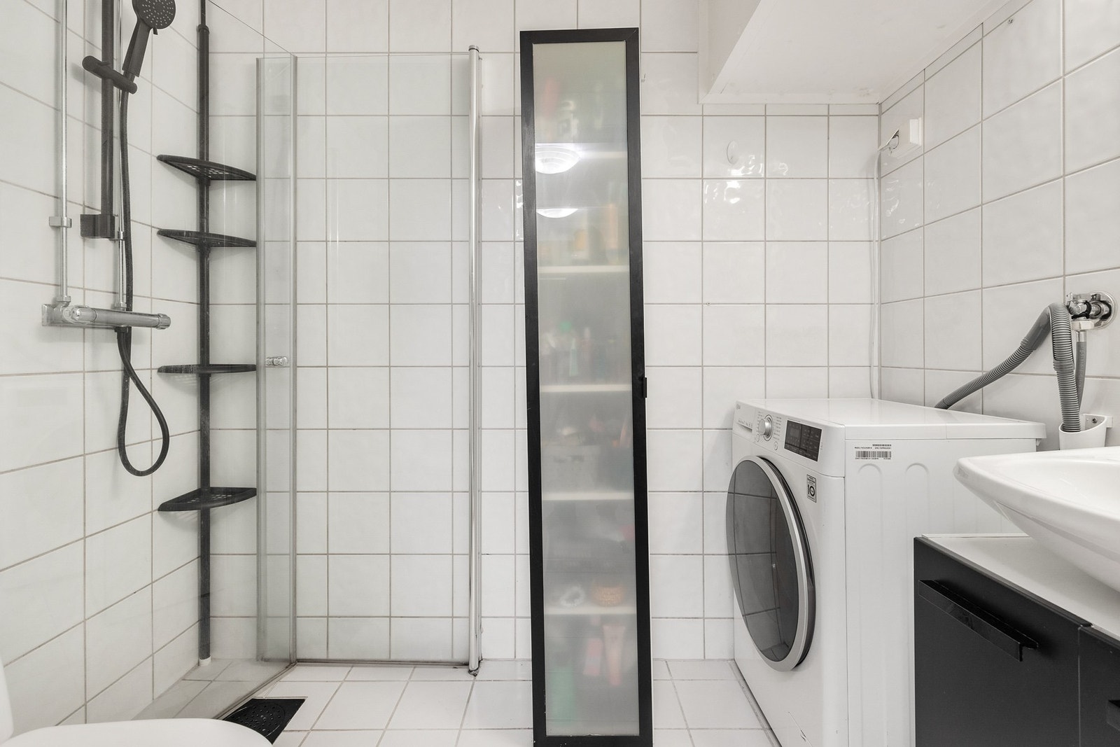 Helfliset bad av god størrelse med gulvvarme Galleribilde