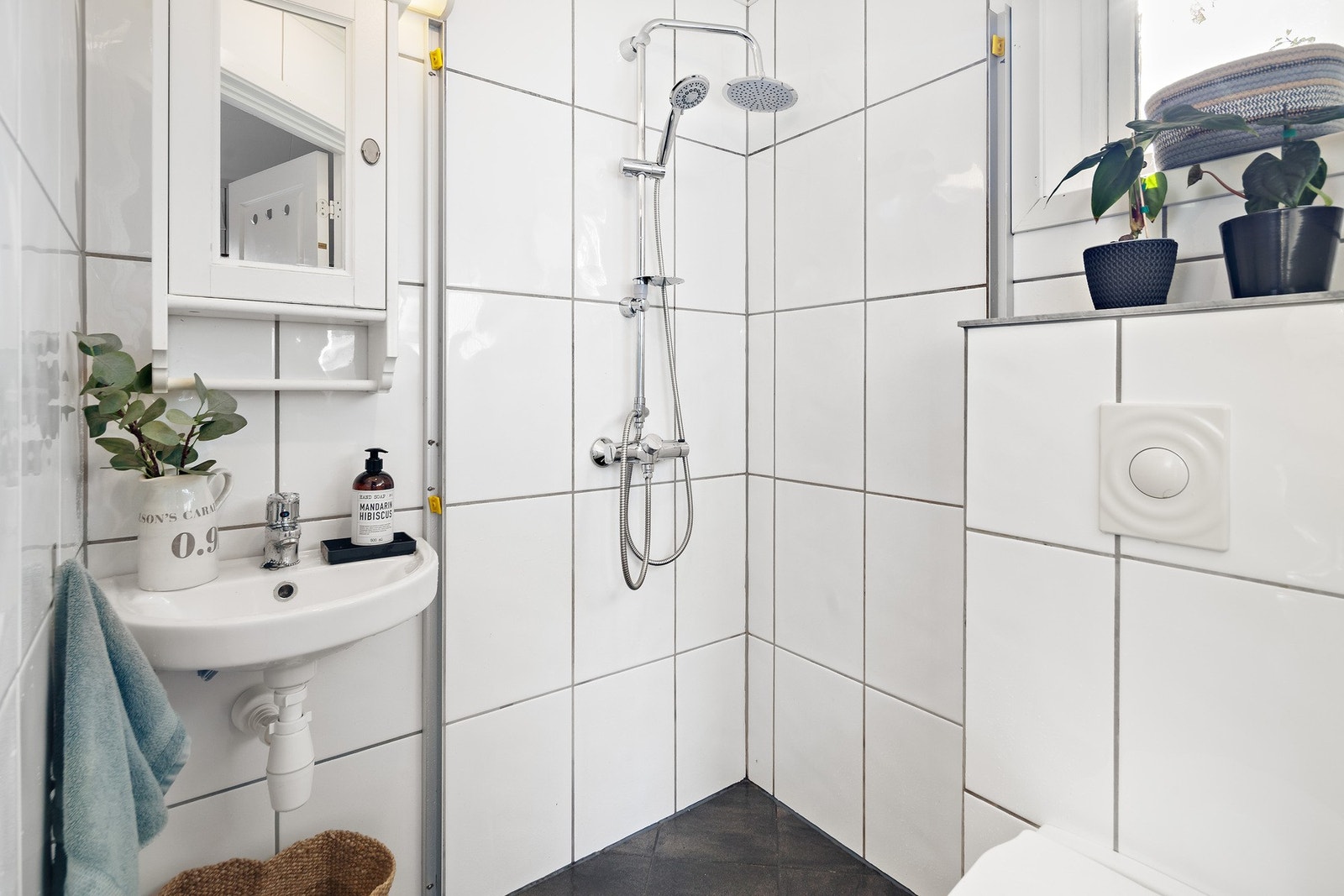 Baderom i tilknyttning til vaskerom. Galleribilde