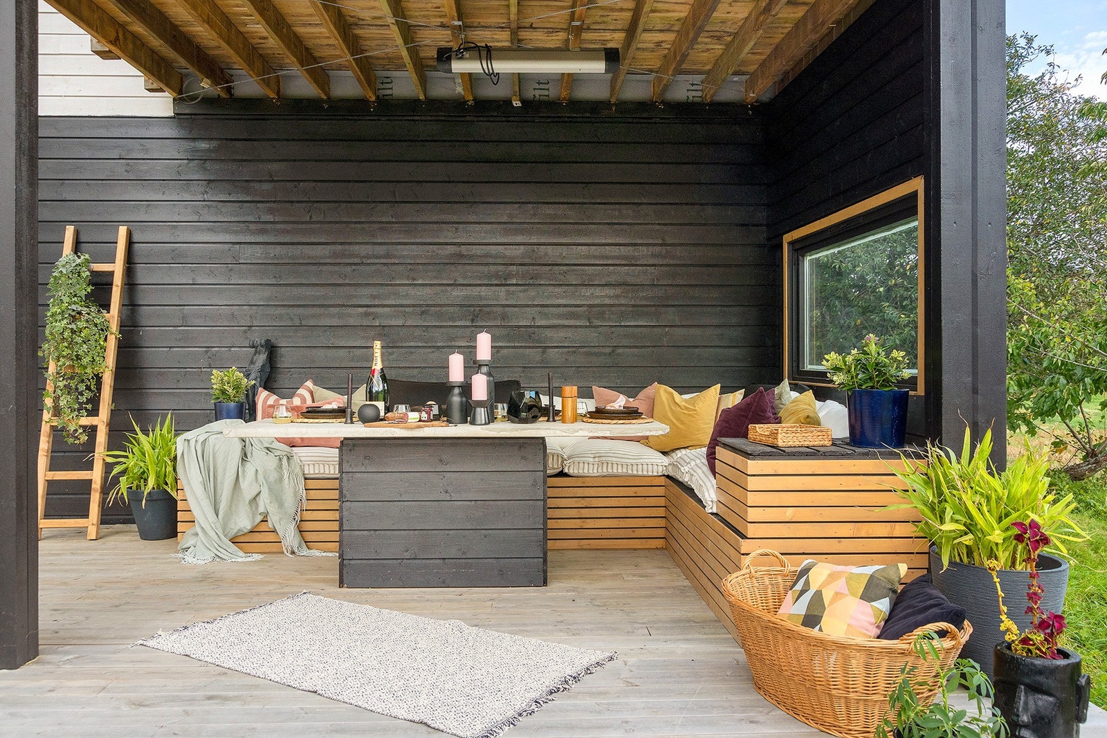 Terrassen er fra 2022. Deler av terrassen er overbygd. Galleribilde