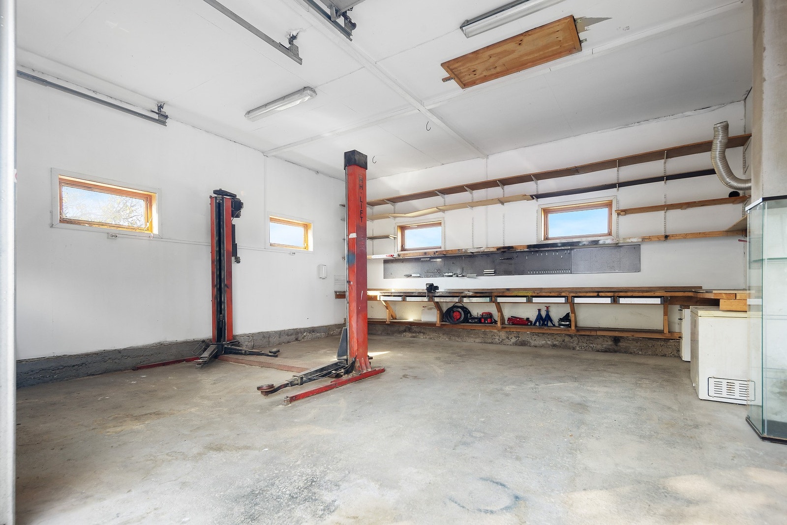 En av garasjene har ekstra stor takhøyde og har løftebukk. Galleribilde