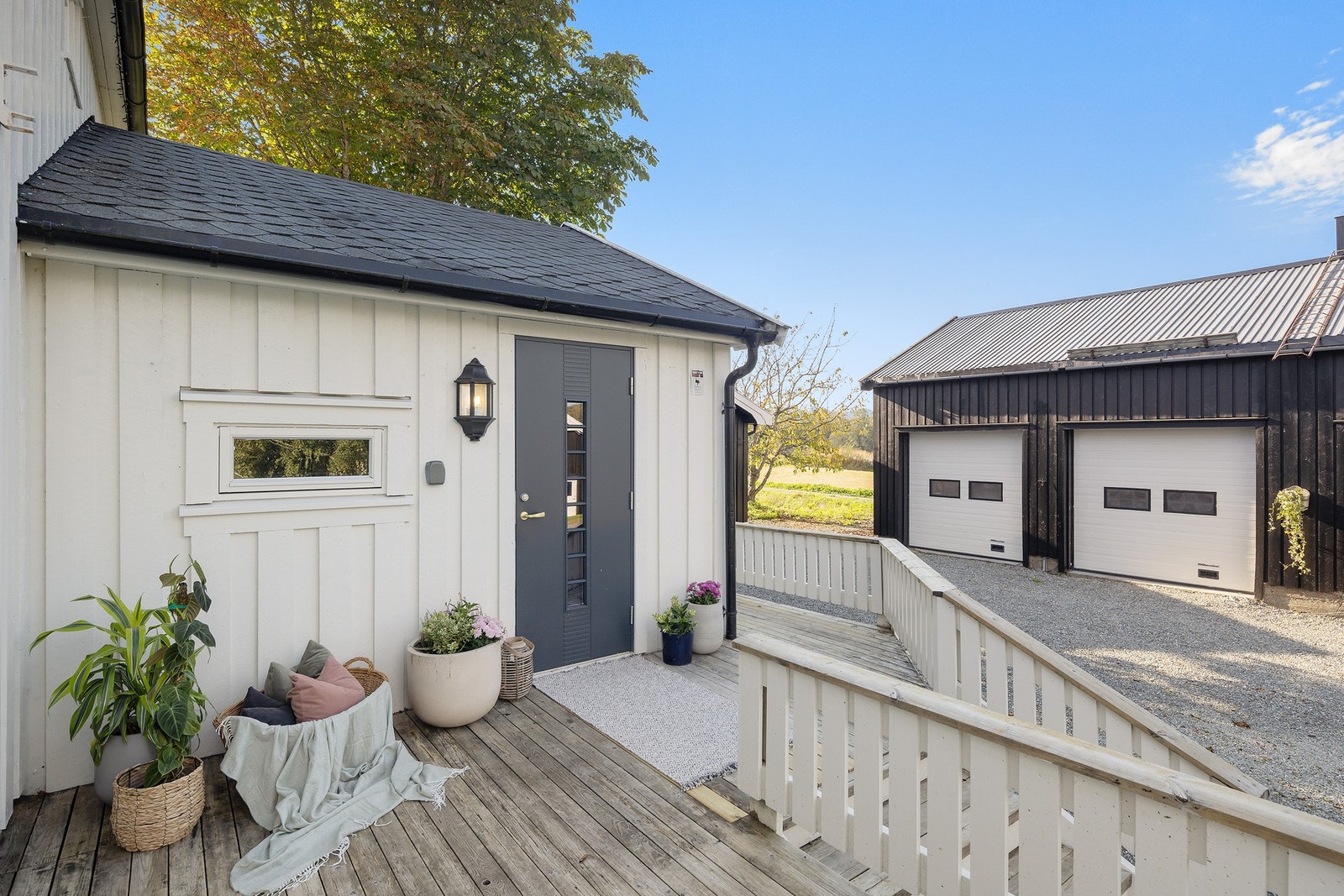 Garasje til venstre i bildet har ekstra høye porter og løftebukk. Galleribilde