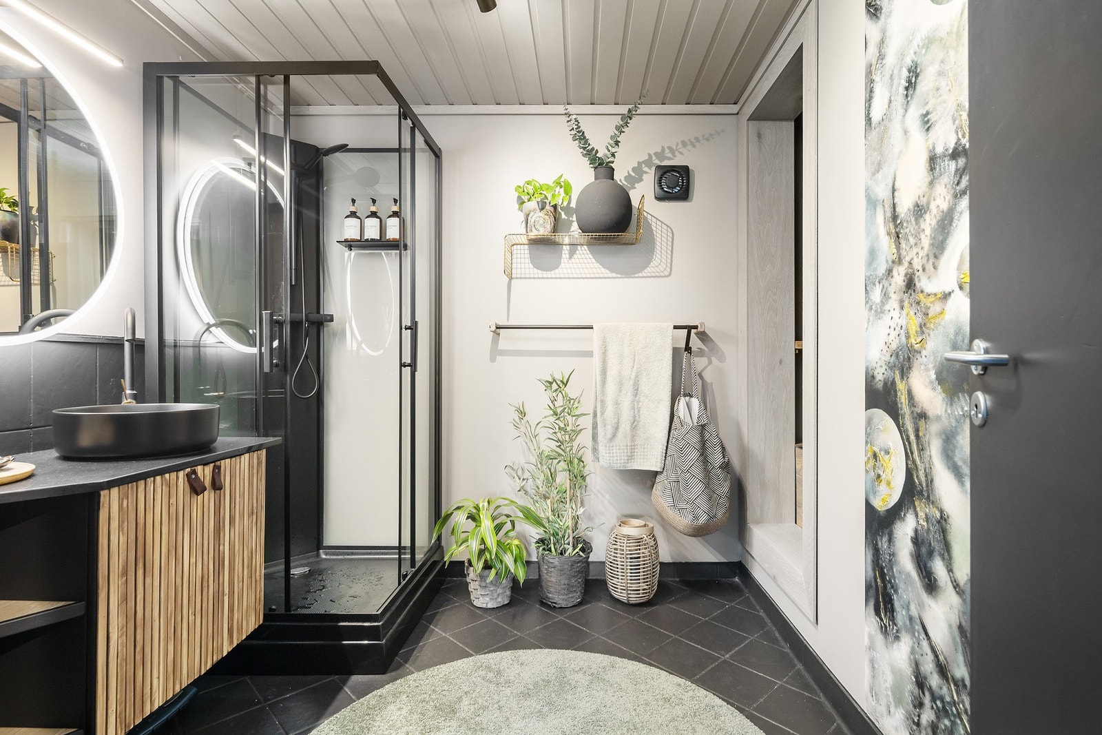 Boligen har 2 baderom, eget toalettrom samt separat vaskerom. Hovedbad ligger i 2.etasje, samme som soverom. Galleribilde