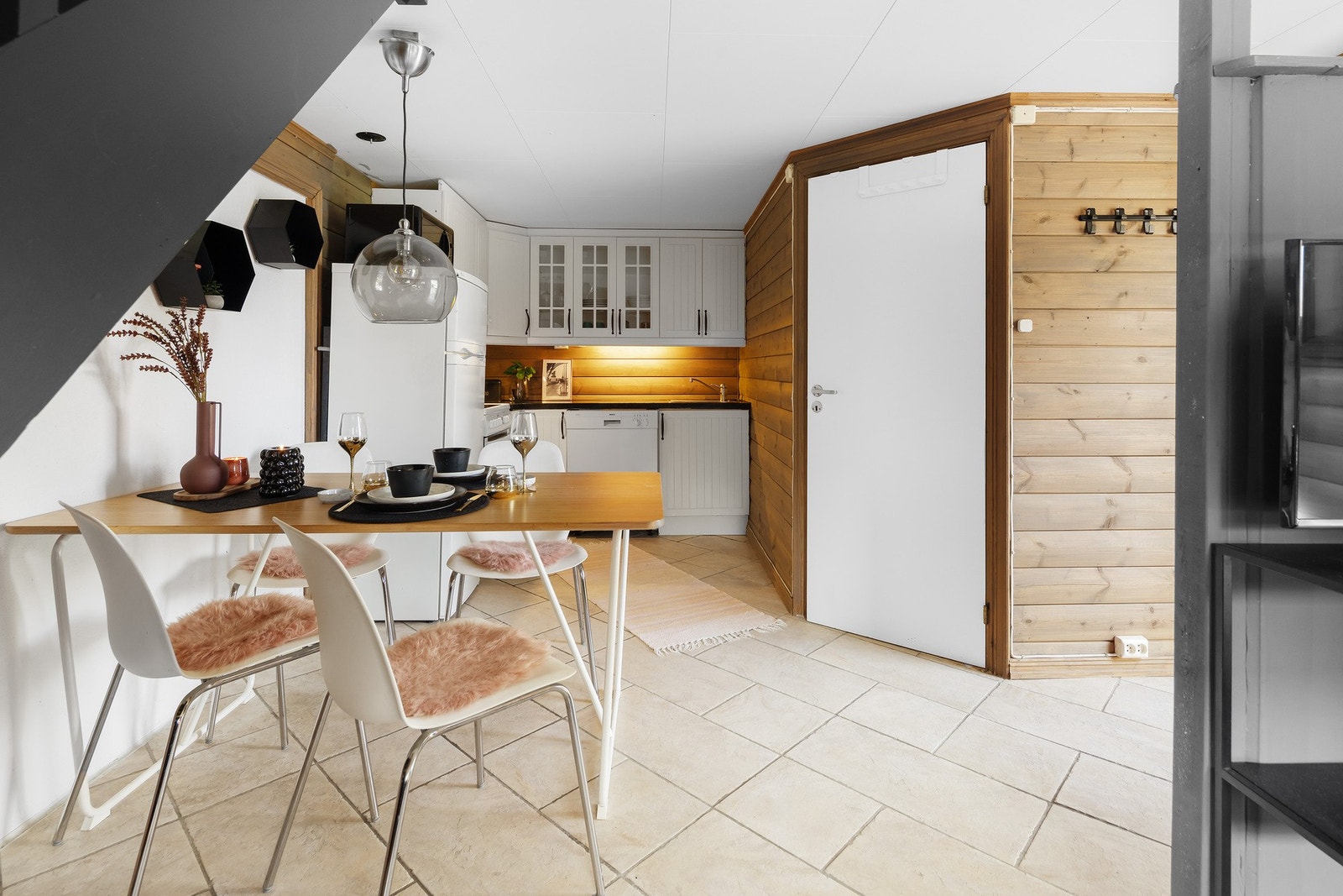 Eiendommen består av flere bygningsmasser, denne boligen er kombinert garasje og bolighus. Galleribilde