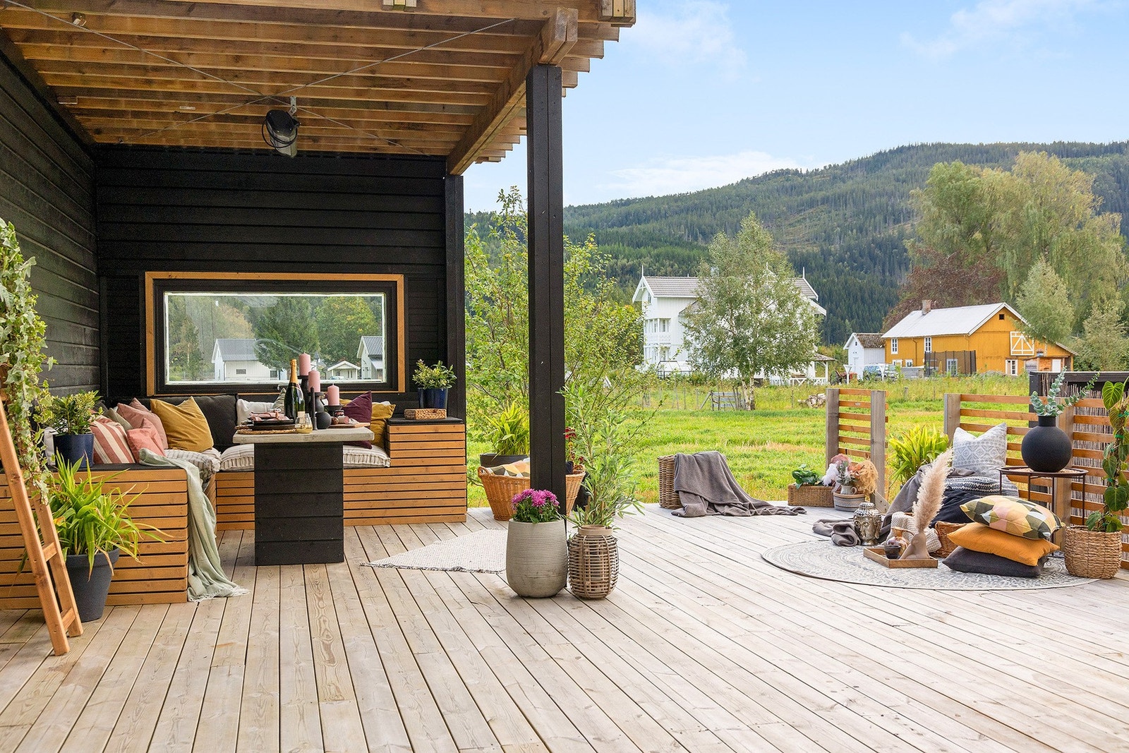 Sørvendt terrasse med veldig gode solforhold. Galleribilde