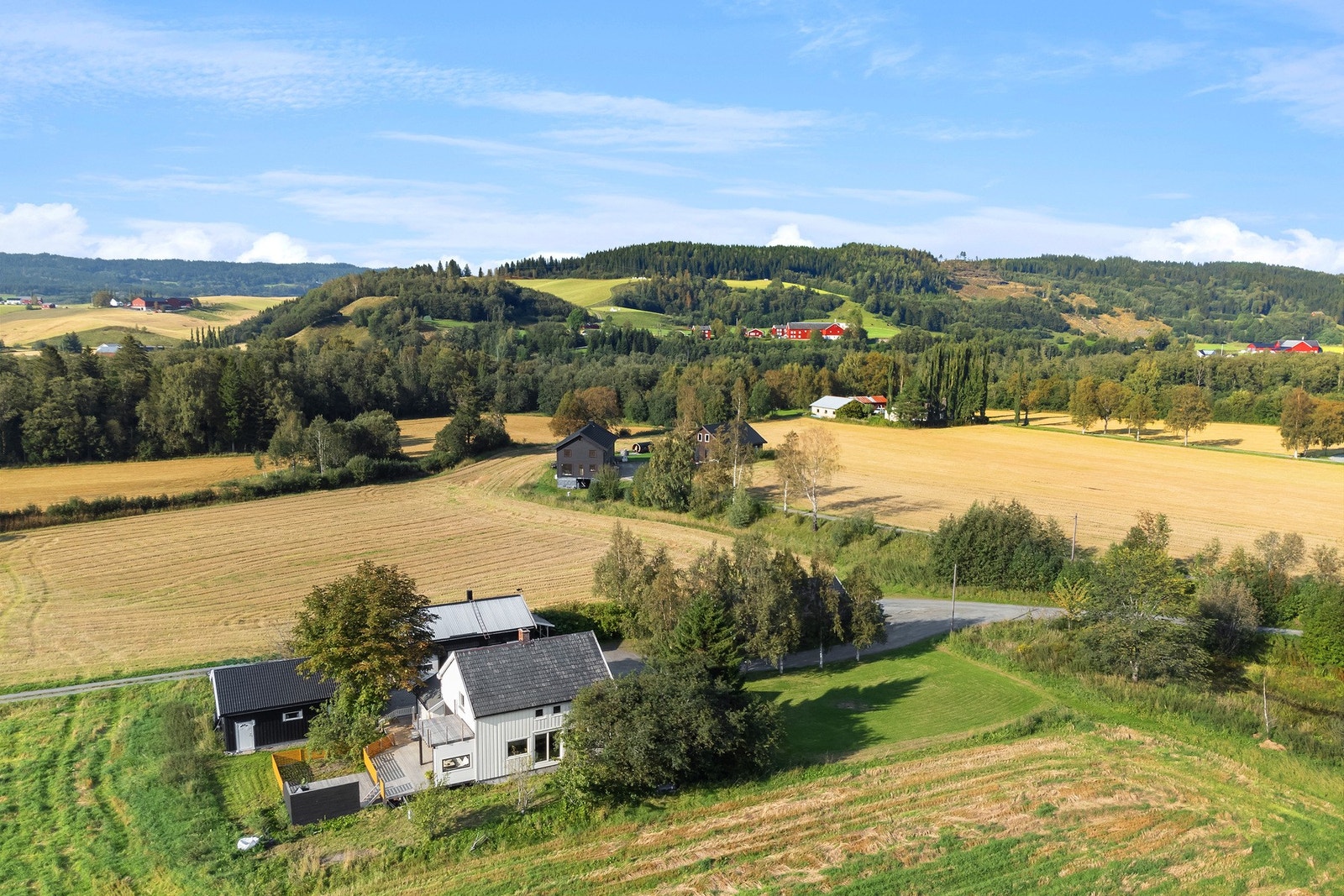 Eiendommen er på ca. 11 mål og består av bl.a. dyrkajord og ridebane for hest. Galleribilde
