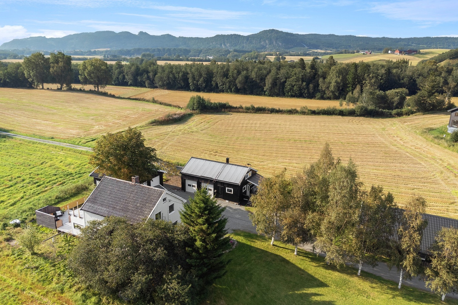 Eiendommen er omkranset av natur. Galleribilde