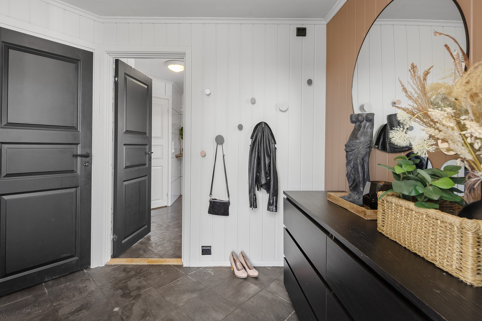 Romslig entre med god plass til oppbevaring. Direkte adkomst til vaskerom og bad. Galleribilde