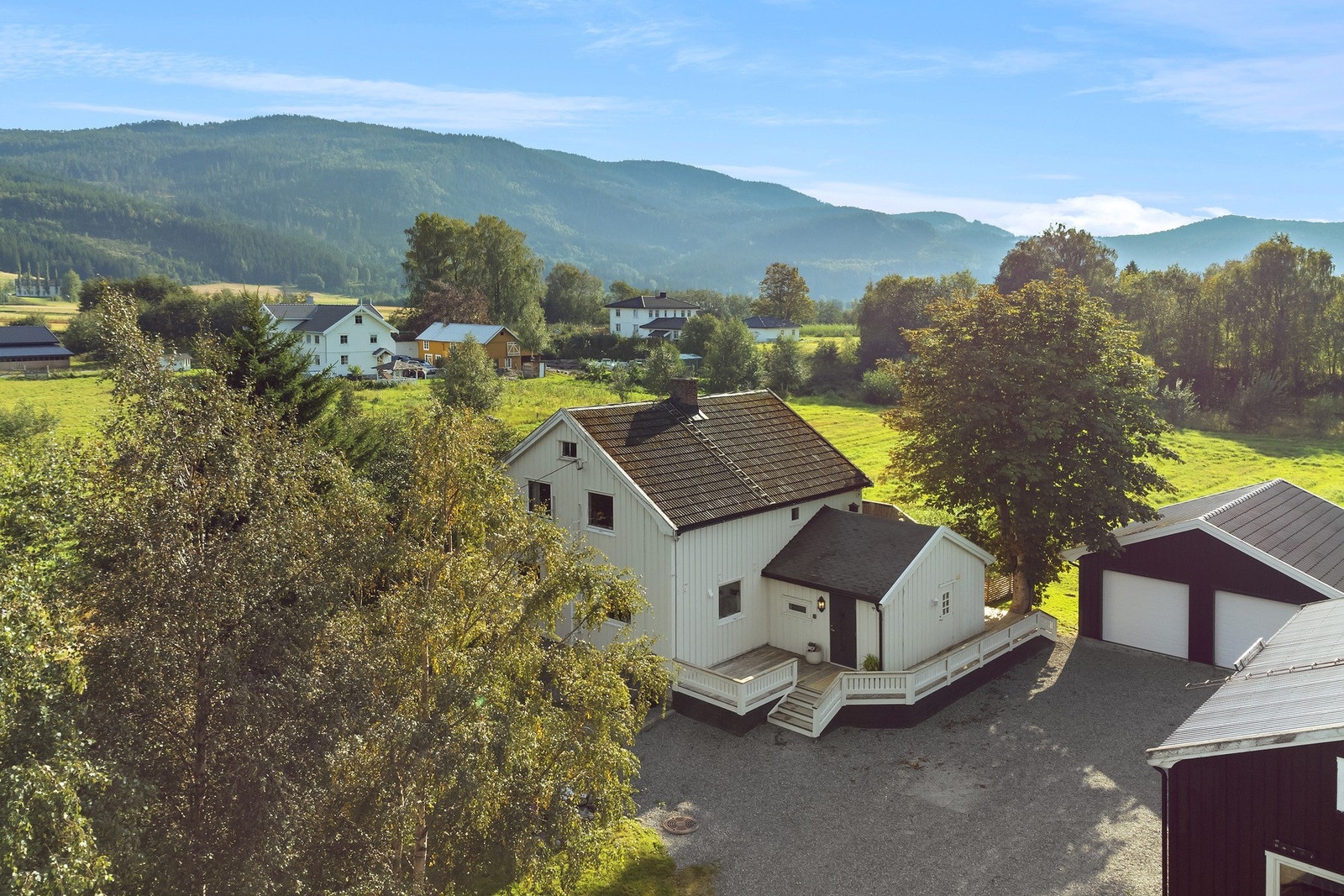 Eiendommen består av flere bygningsmasser som enebolig, dobbelgarasje, kombinert bolig og garasje med løftebukk samt stall som i dag er innredet som flerbruksrom. Galleribilde