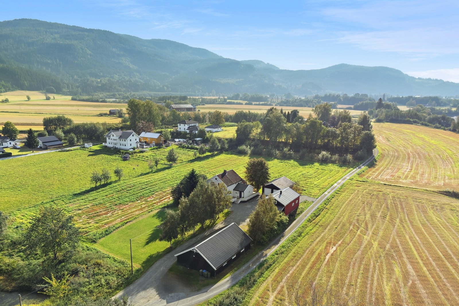 Eiendommen ligger på palestina i Hegra. Herfra er det kort vei til barneskole, ungdomsskole, barnehage og butikk. For øvrig er det ca. 15 minutters kjøretur til Stjørdal. Galleribilde