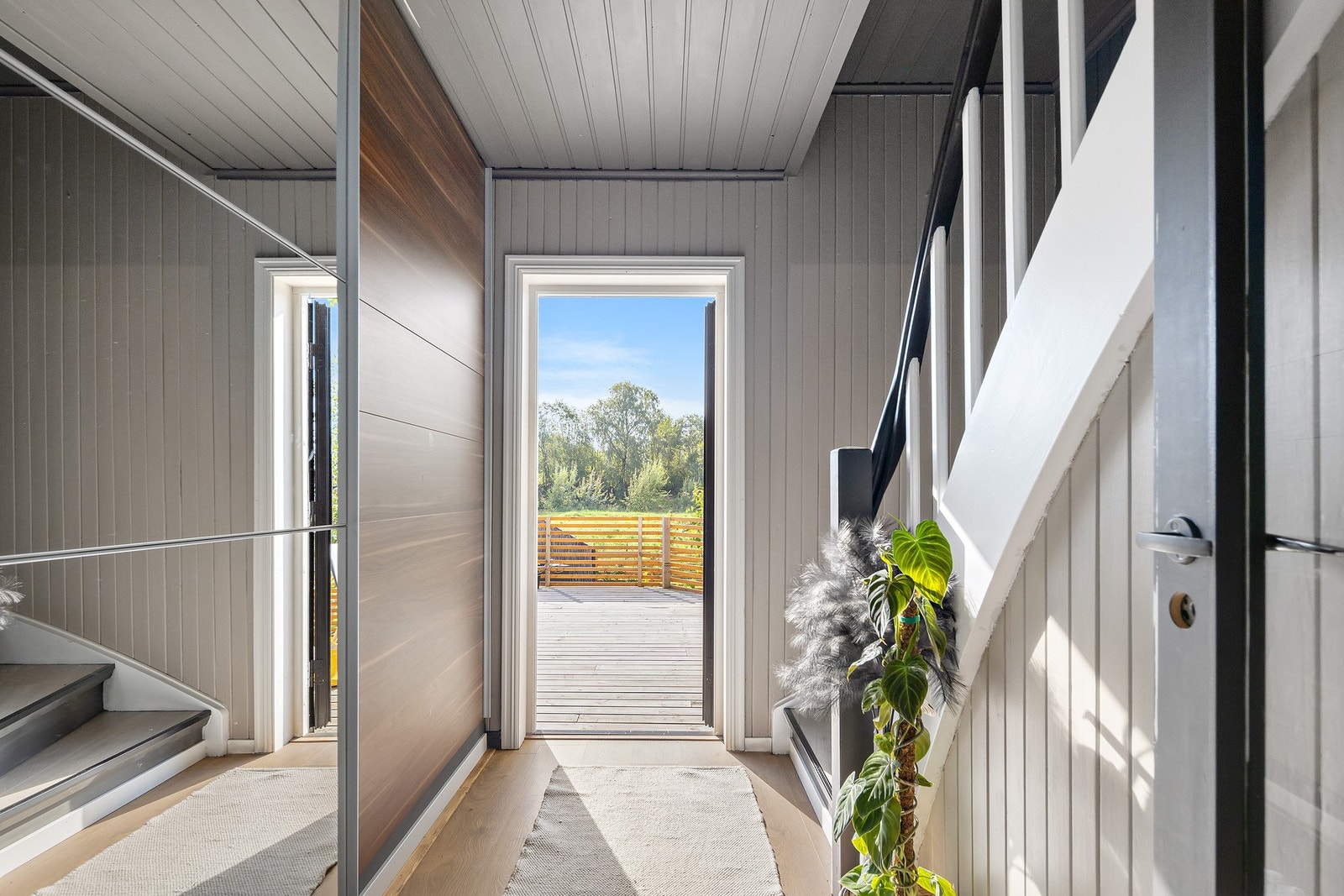 Mellomgang med skyvedørsgarderobe og utgang til terrasse. Galleribilde