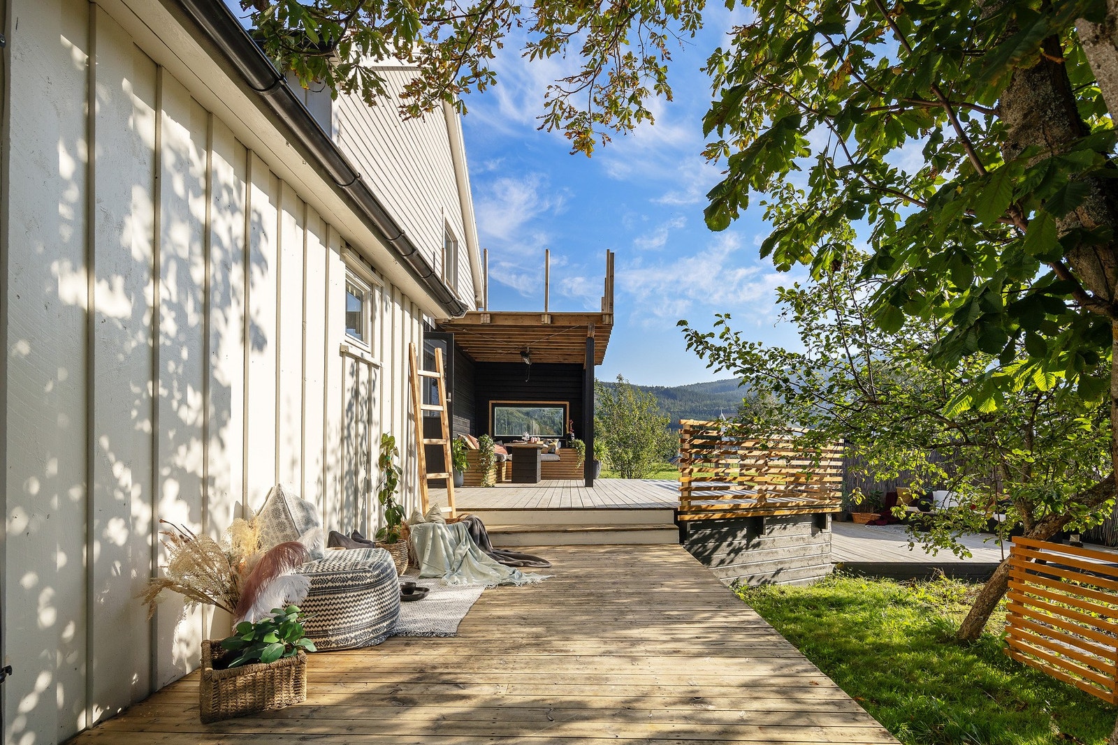 Uteområdet er pent opparbeidet og fordelt i flere soner. Galleribilde