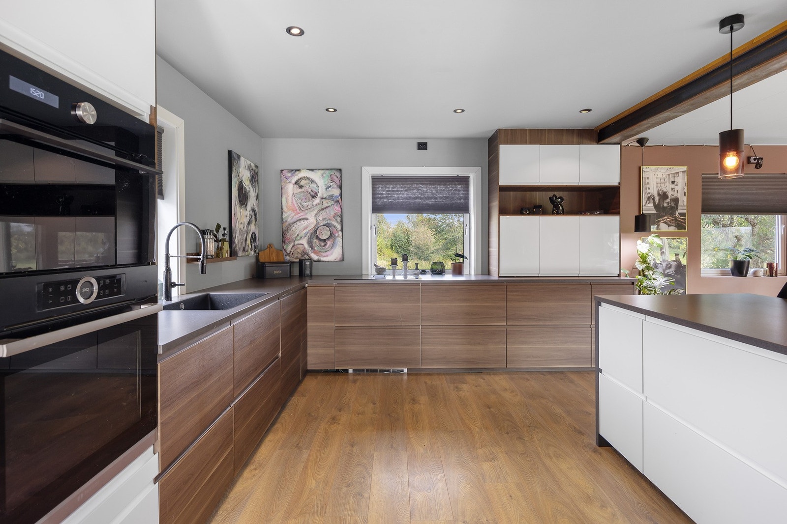 Romslig kjøkken med integrerte hvitevarer. Galleribilde