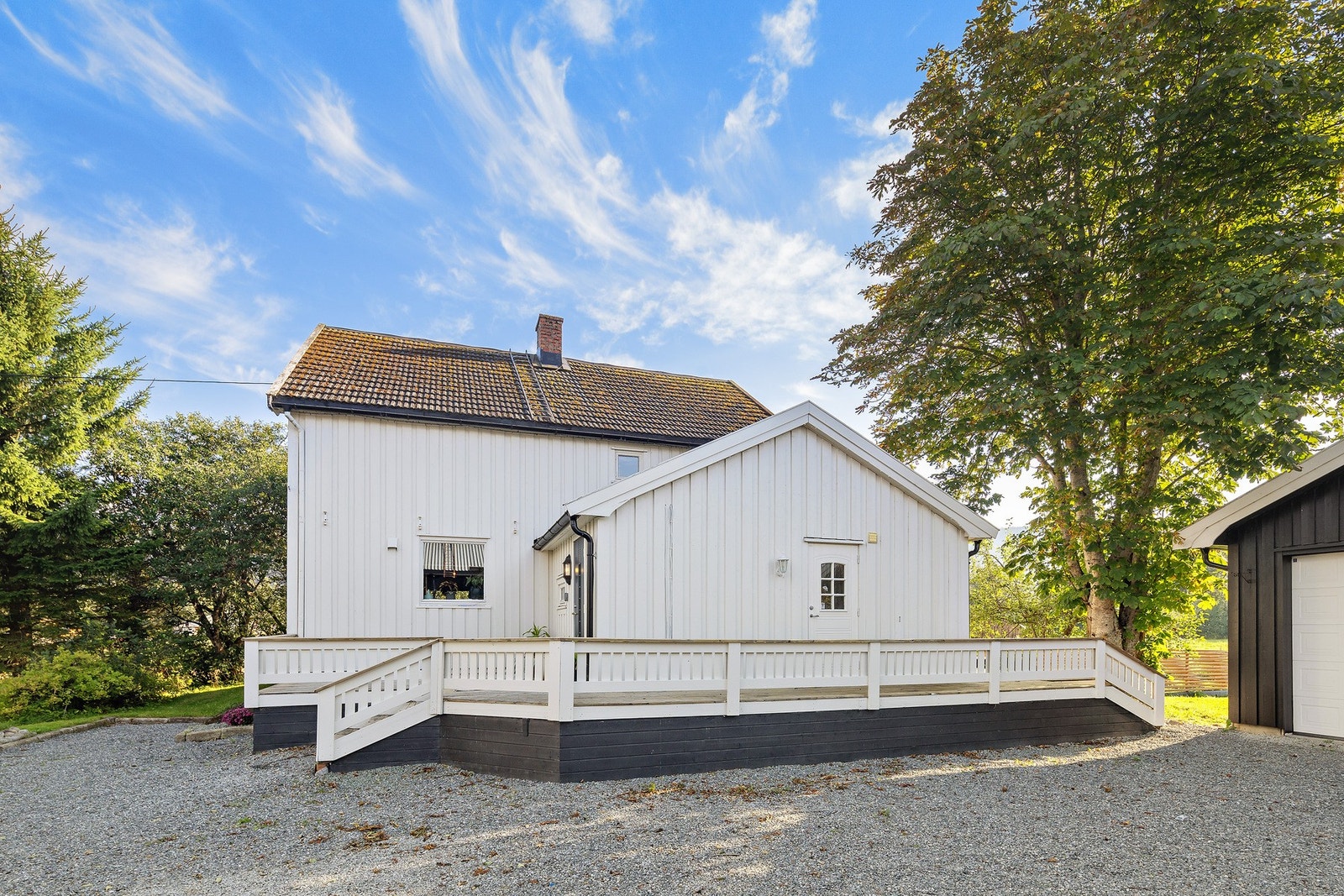 Fasade mot vest ble oppgradert i 2022 med etterisolering, ny vindtetting og ny liggende kledning. Galleribilde