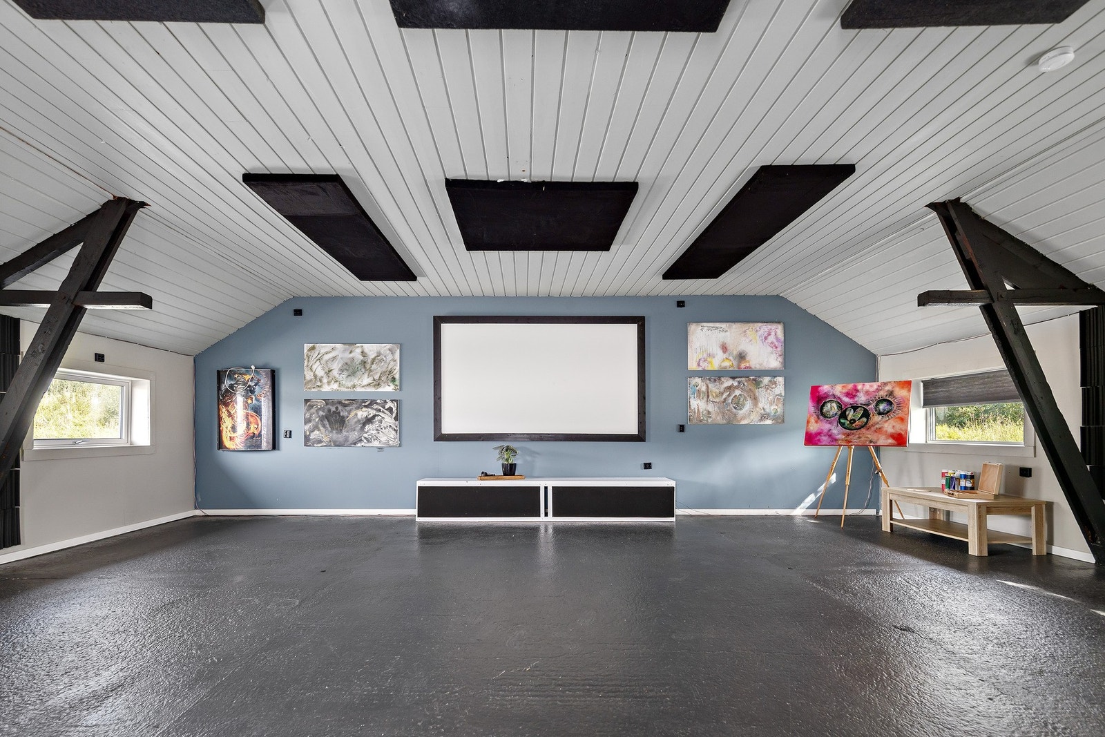 Stallen benyttes i dag til kinorom/treningsrom. Det er selvfølgelig mulig å endre tilbake til stall. Galleribilde