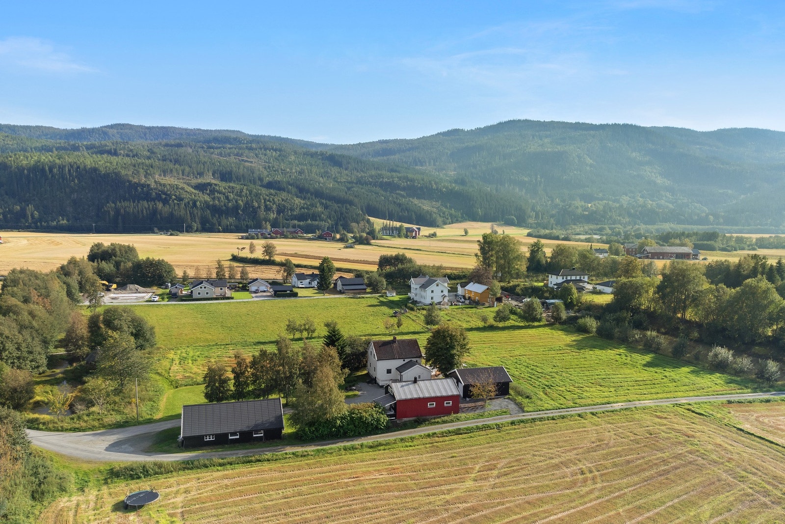 Velkommen til Dybvadsveg 5. Sjarmerende småbruk med veldig fin beliggenhet i Hegra. Galleribilde