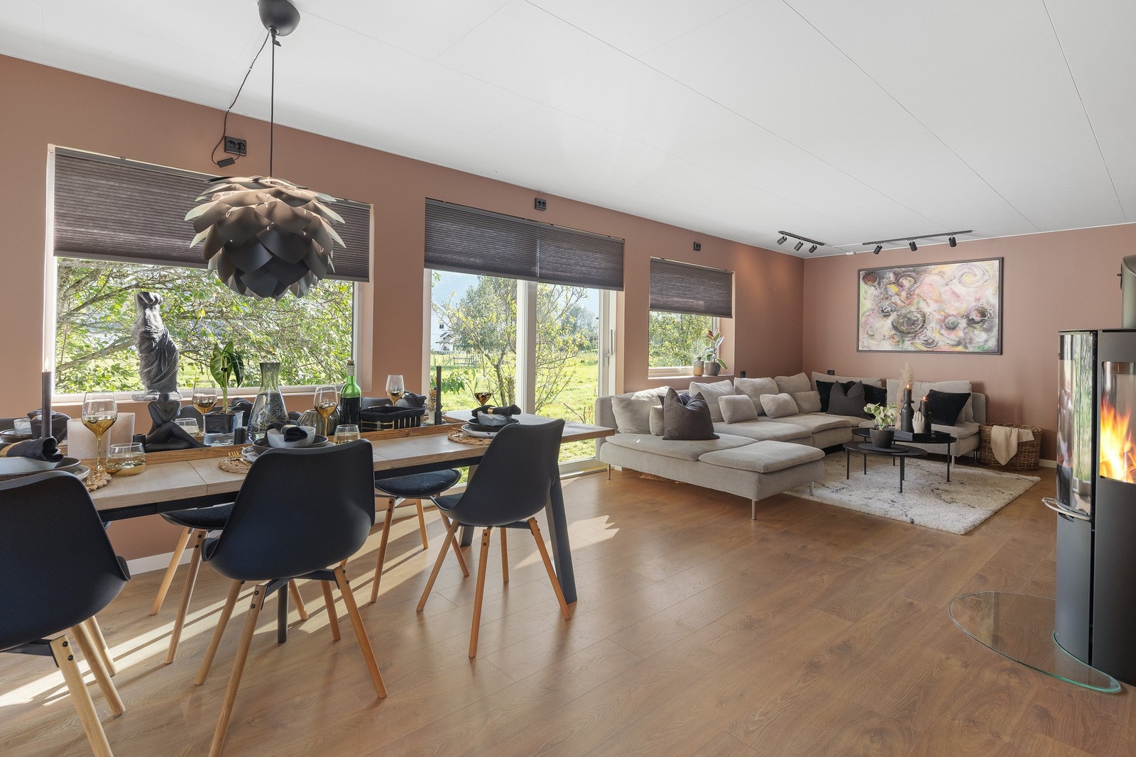 Fra stuen er det heve-skyvdør til hage. Galleribilde