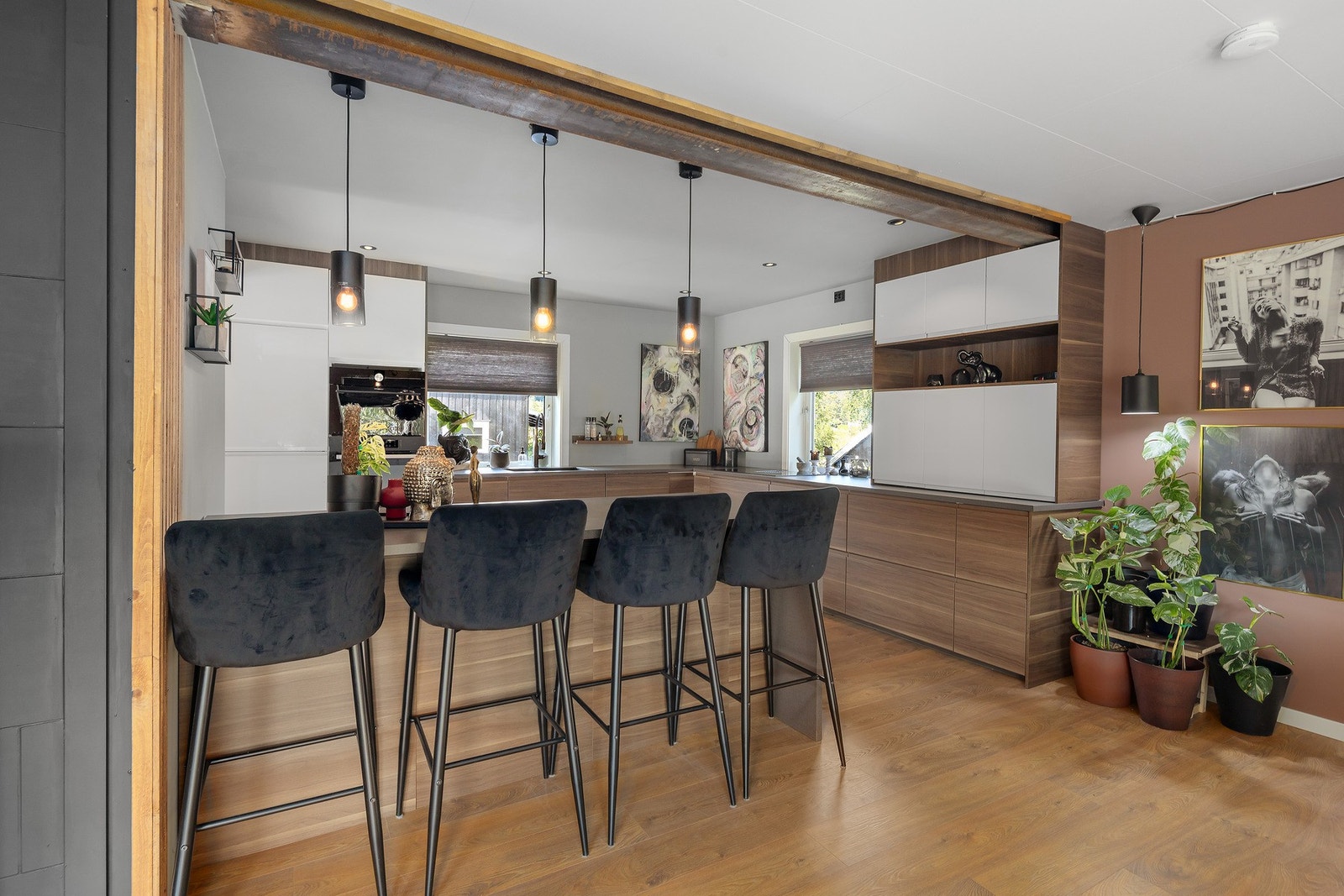 Tillegg til spisebord er det ekstra sitteplasser på kjøkkenøy. Galleribilde