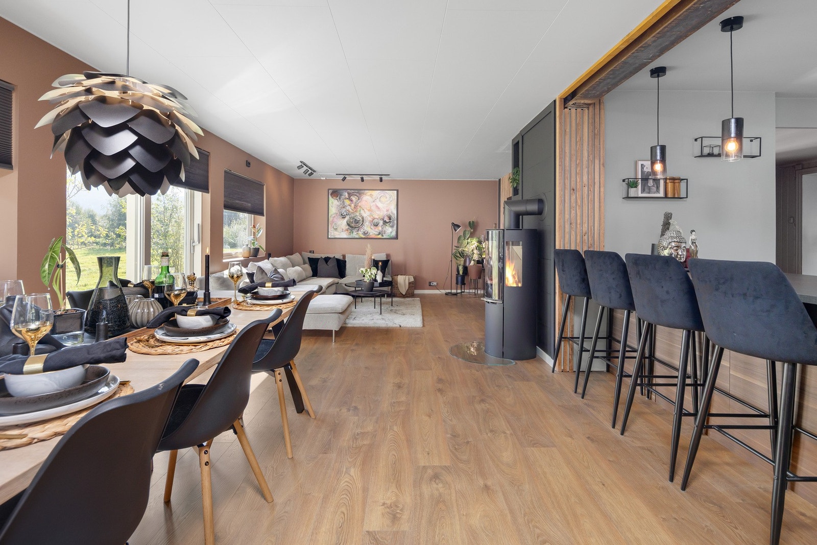 Boligen har en veldig god planløsning hvor kjøkkenet er delvis skjermet fra tvsone. Galleribilde