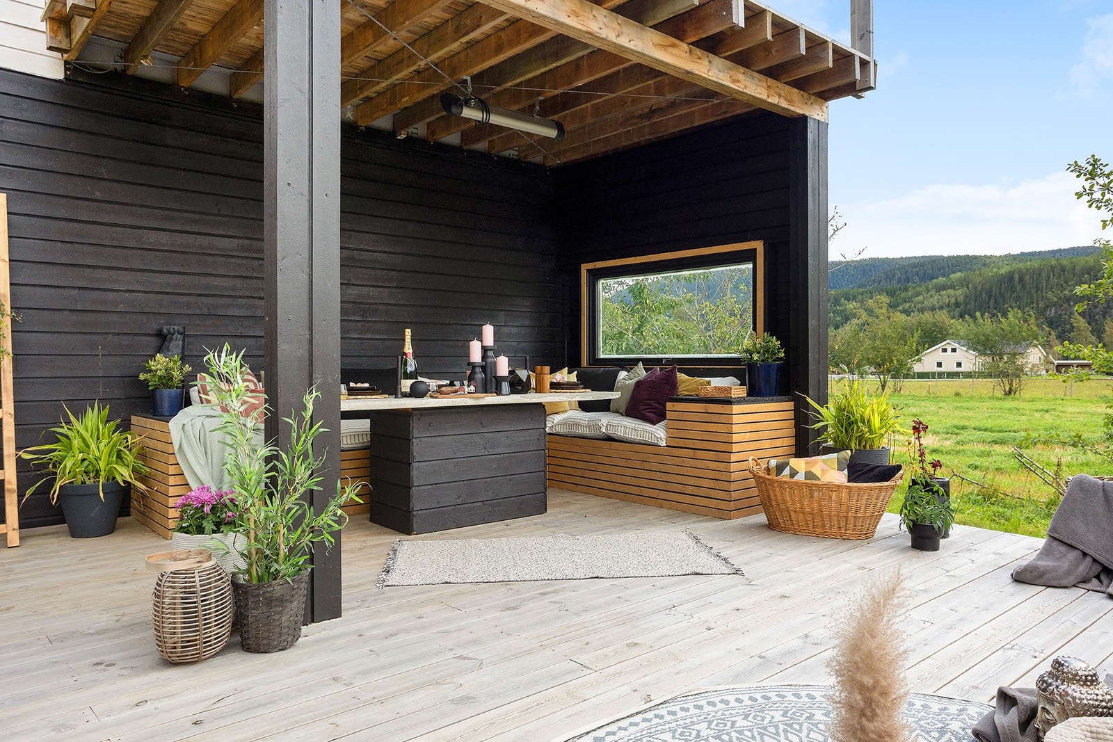 Eiendommen ligger for seg selv og har veldig gode solforhold. Galleribilde