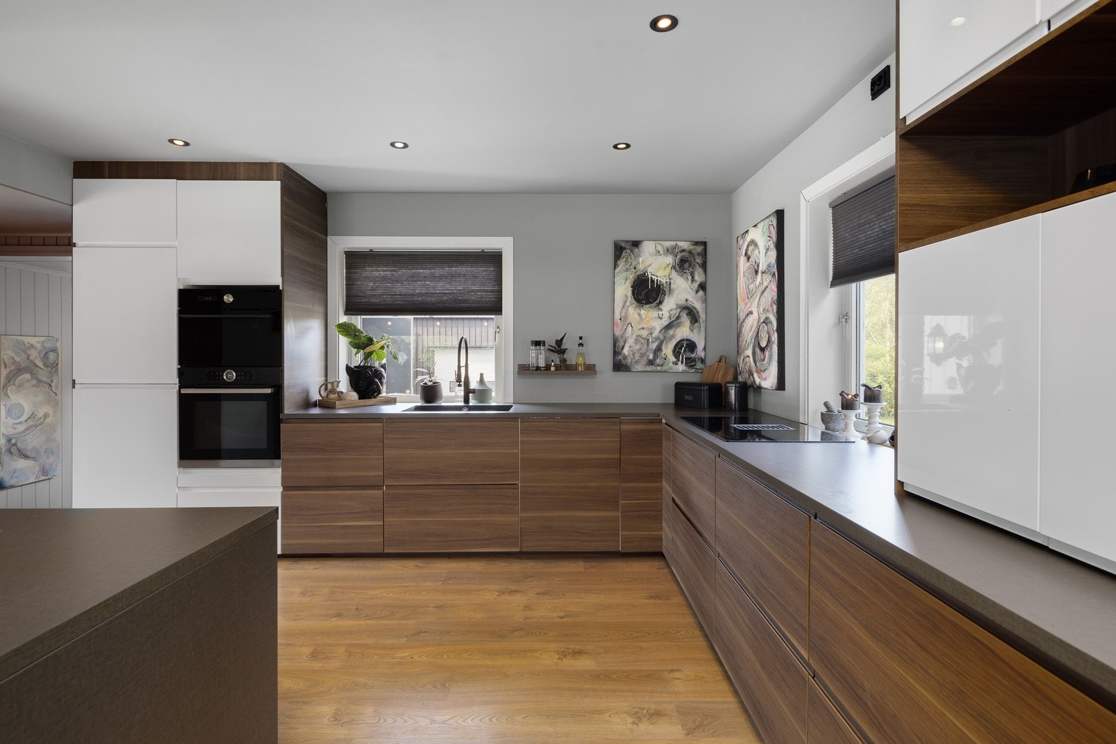 Kjøkkenet er fra 2022 og har en moderne standard og rikelig med skap- og benkeplass. Galleribilde