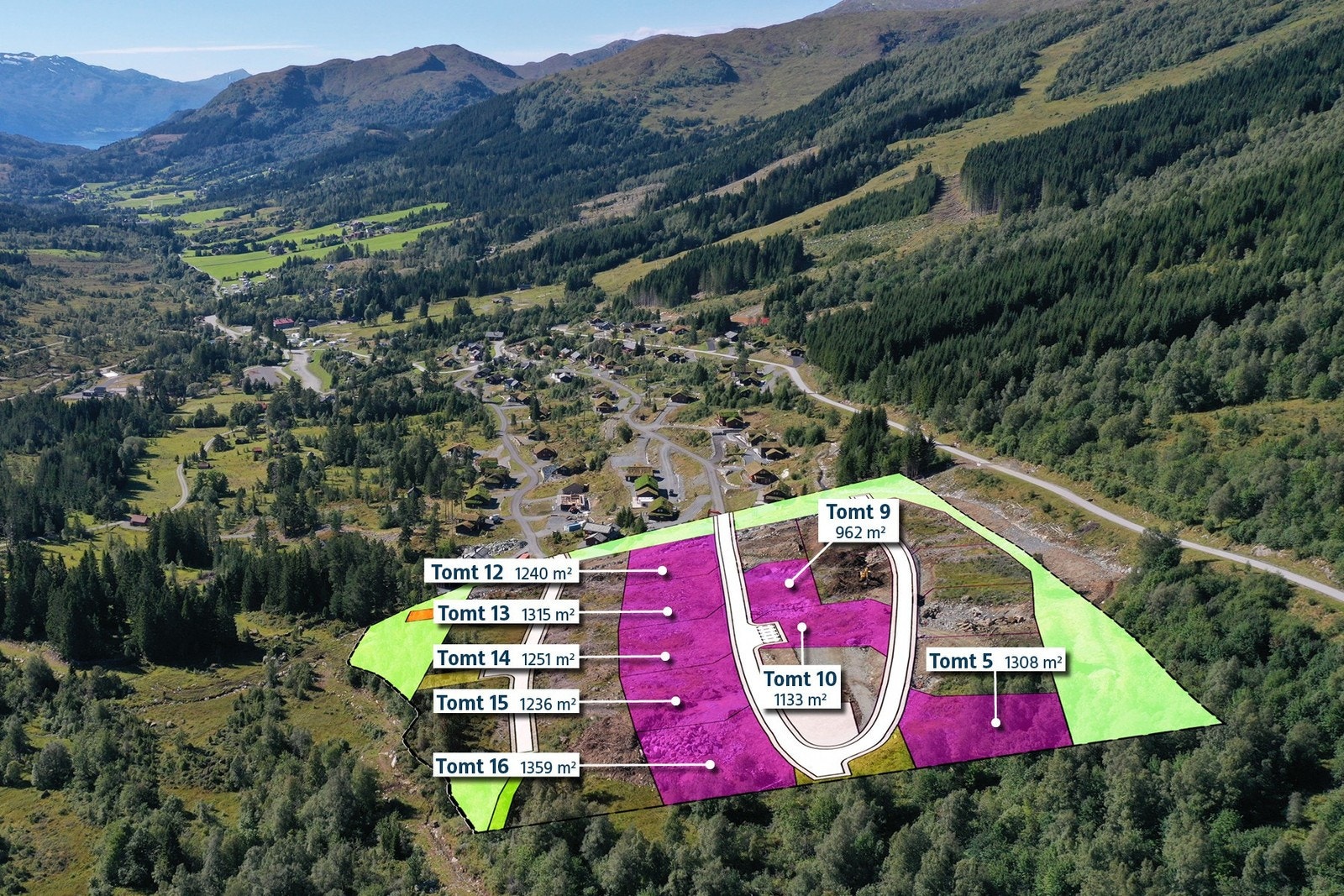 Oversikt over ledige tomter. Det er ferdigstilt fleire hytter i feltet. Galleribilde