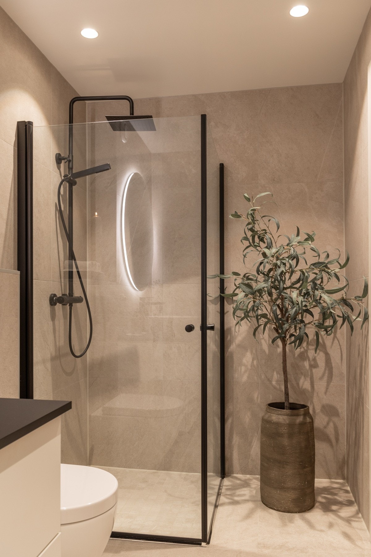 Badet fremstår meget delikat, og har moderne fargevalg og inredning Galleribilde