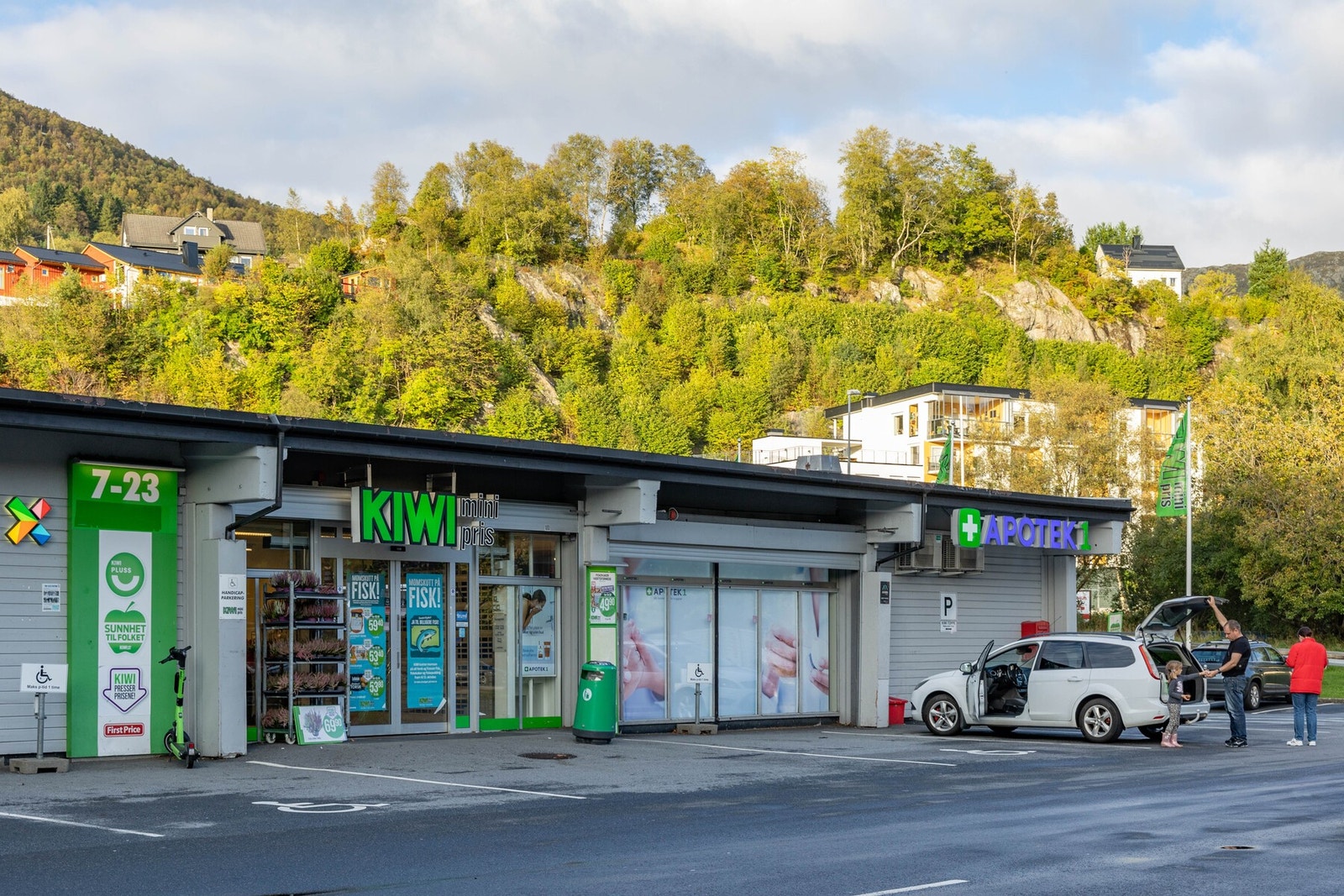 Det er dagligvarebutikk, apotek, bussavgang og parkering like nedenfor blokken Galleribilde