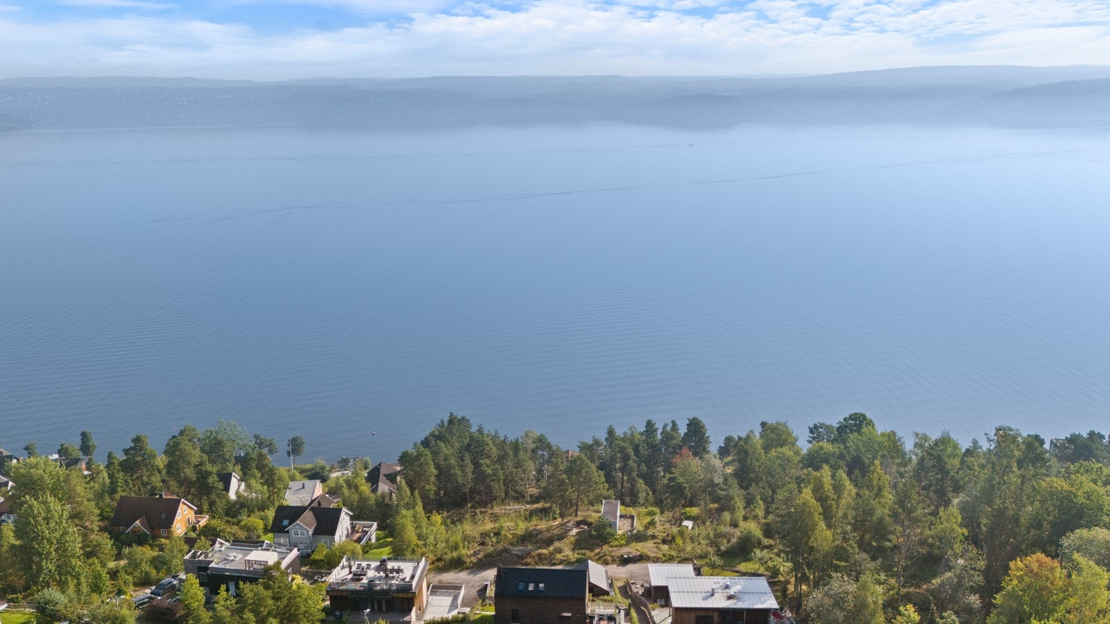 Tomtene ligger meget rolig og barnevennlig innerst i blindvei. Galleribilde