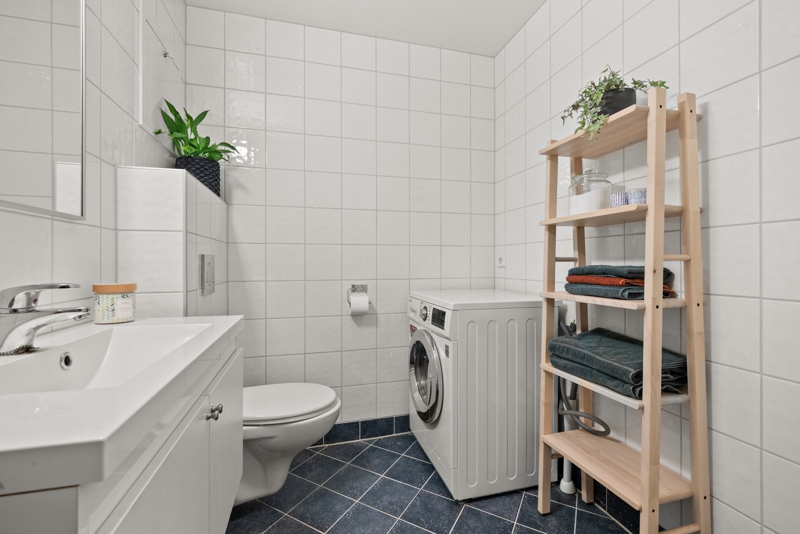 Pent baderom. Gulvvarme og plass til vaskemaskin Galleribilde