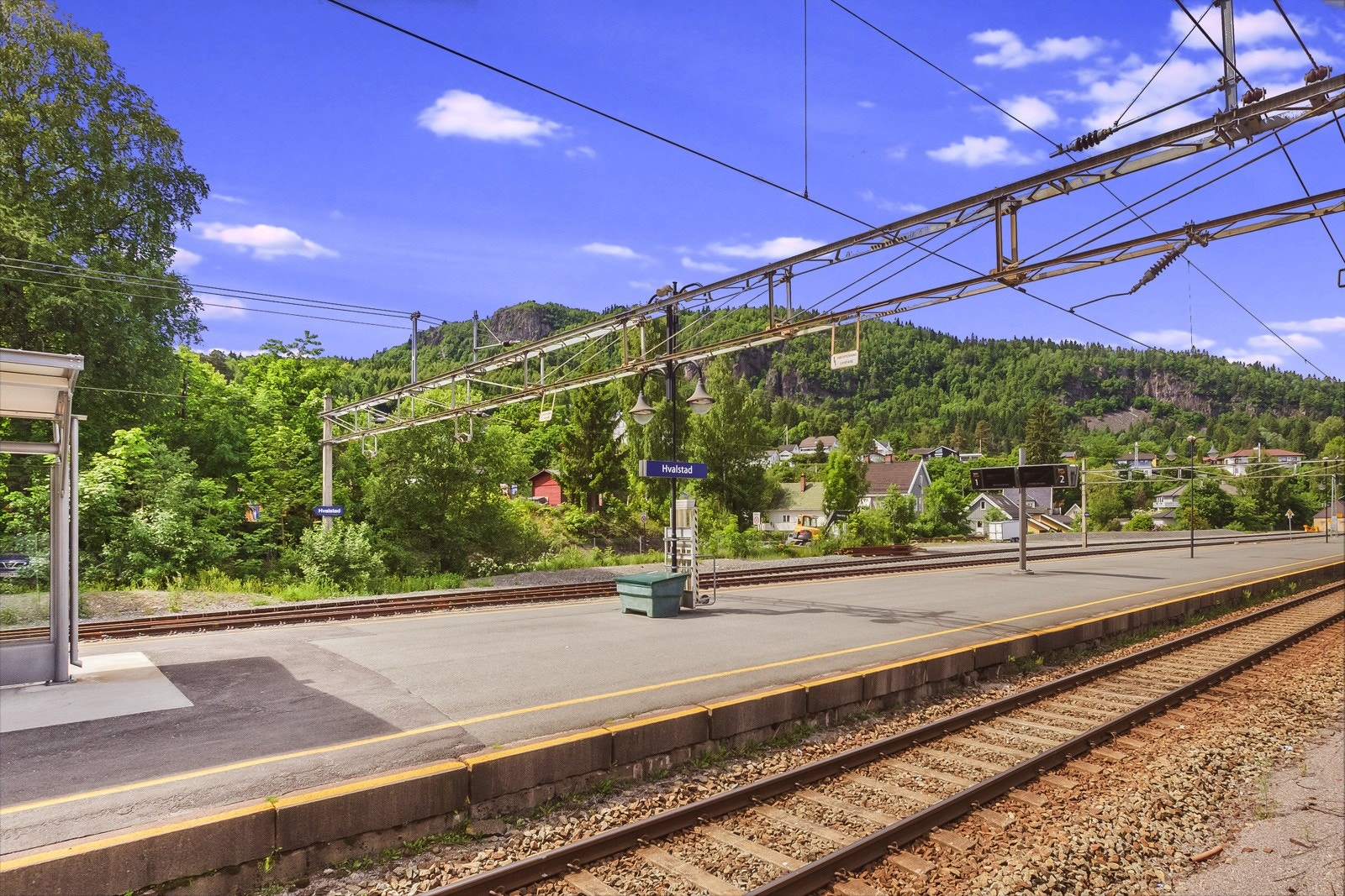 Ca. 6 min. gange til Hvalstad stasjon. Herfra tar det ca. 20 min. til Skøyen i Oslo Galleribilde