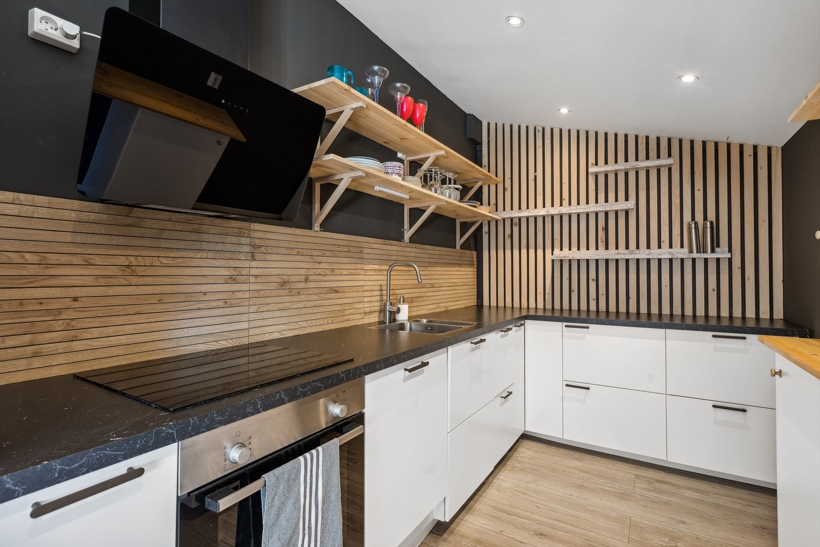 Rikelige med skap- og benkeplass! Galleribilde