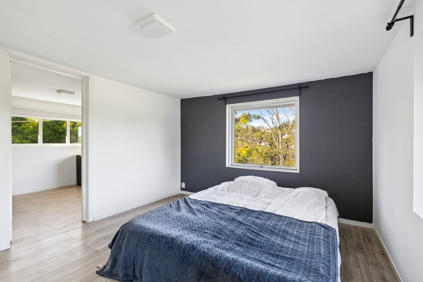 I forbindelse med hovedsoverommet er det tilknytning til et omkledningsrom. Galleribilde