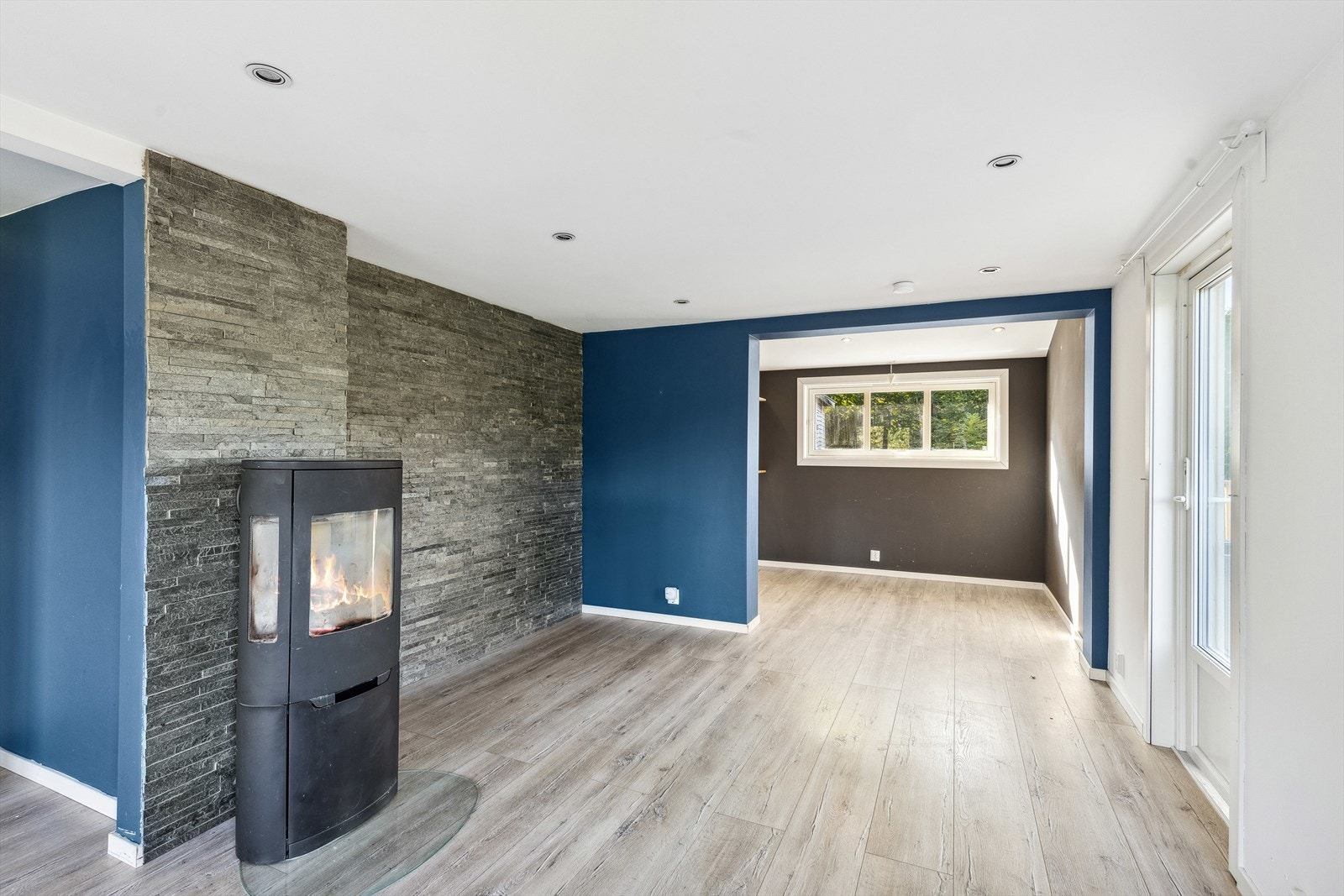 Fra spisestuen er det utgang til en terrasseplatting på ca. 28 m². Galleribilde