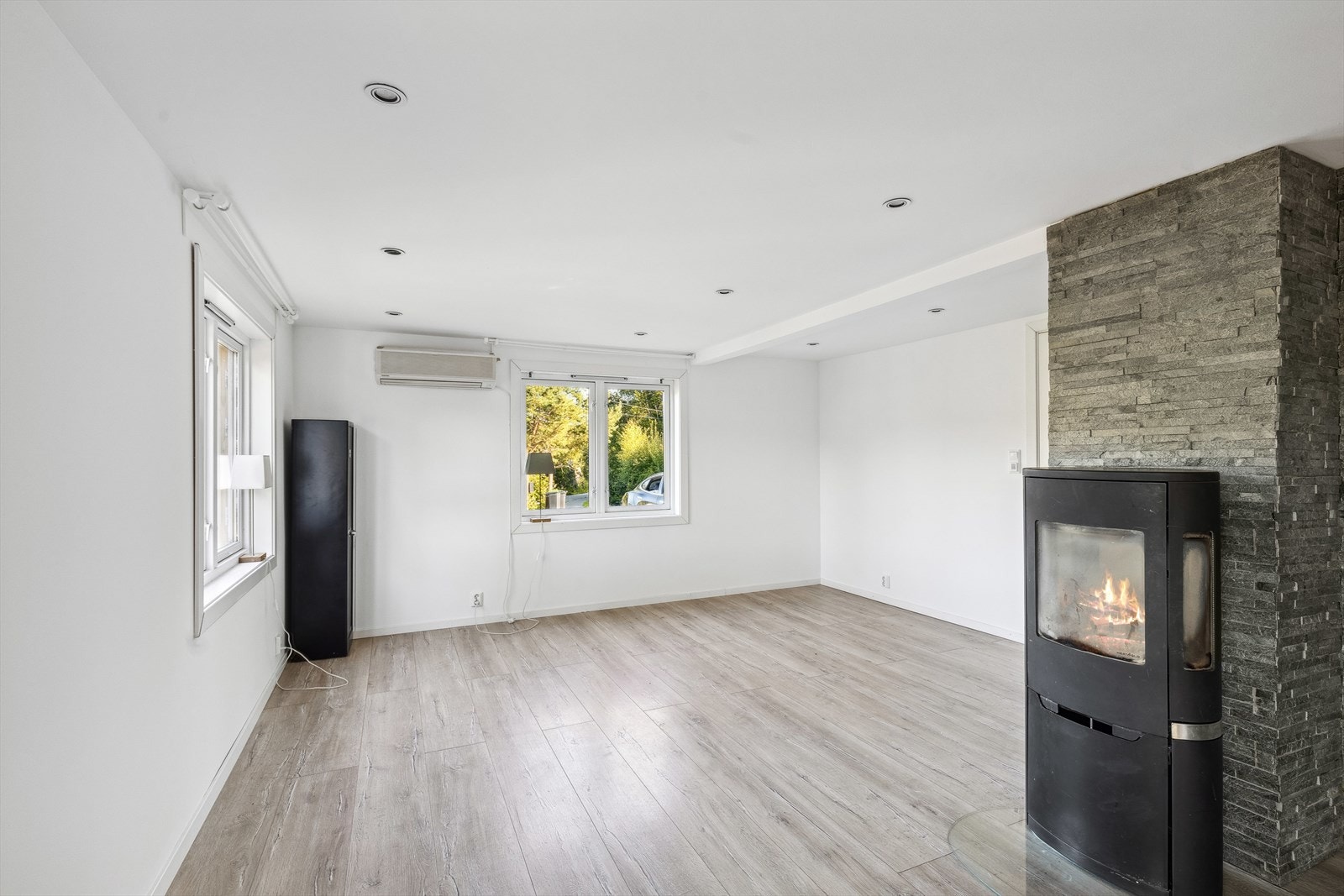 Det er peis i stuen, samtidig som det er montert varmepumpe. Galleribilde